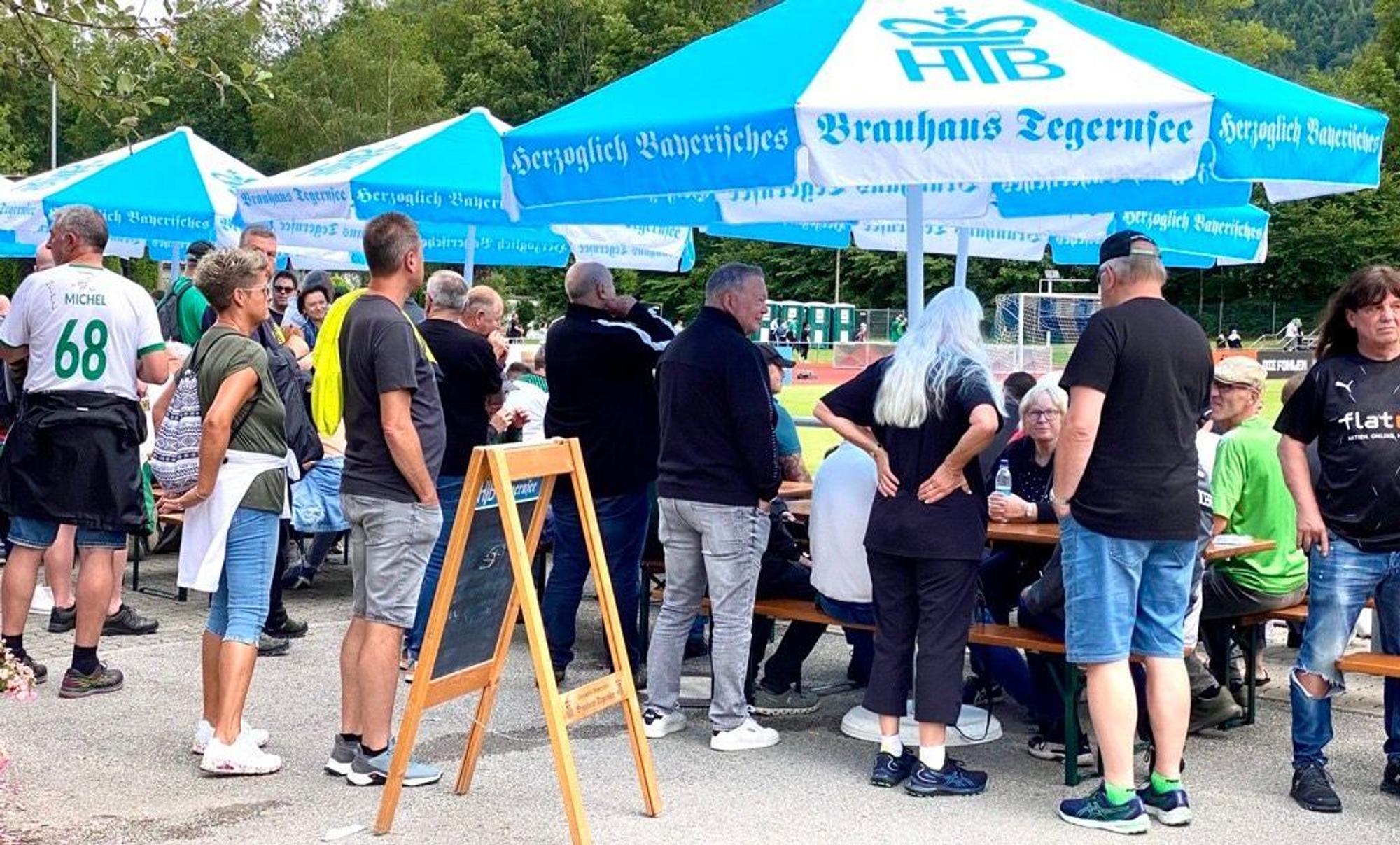Tegernsee, Borussia, Fohlen-Training, bayerisches Bier, Leberkäs-Semmeln und gute Stimmung. Das passt auch in diesem Jahr bislang zusammen. Die mitgereisten Gladbach-Fans genießen am Rande der Einheiten die familiäre Atmosphäre.