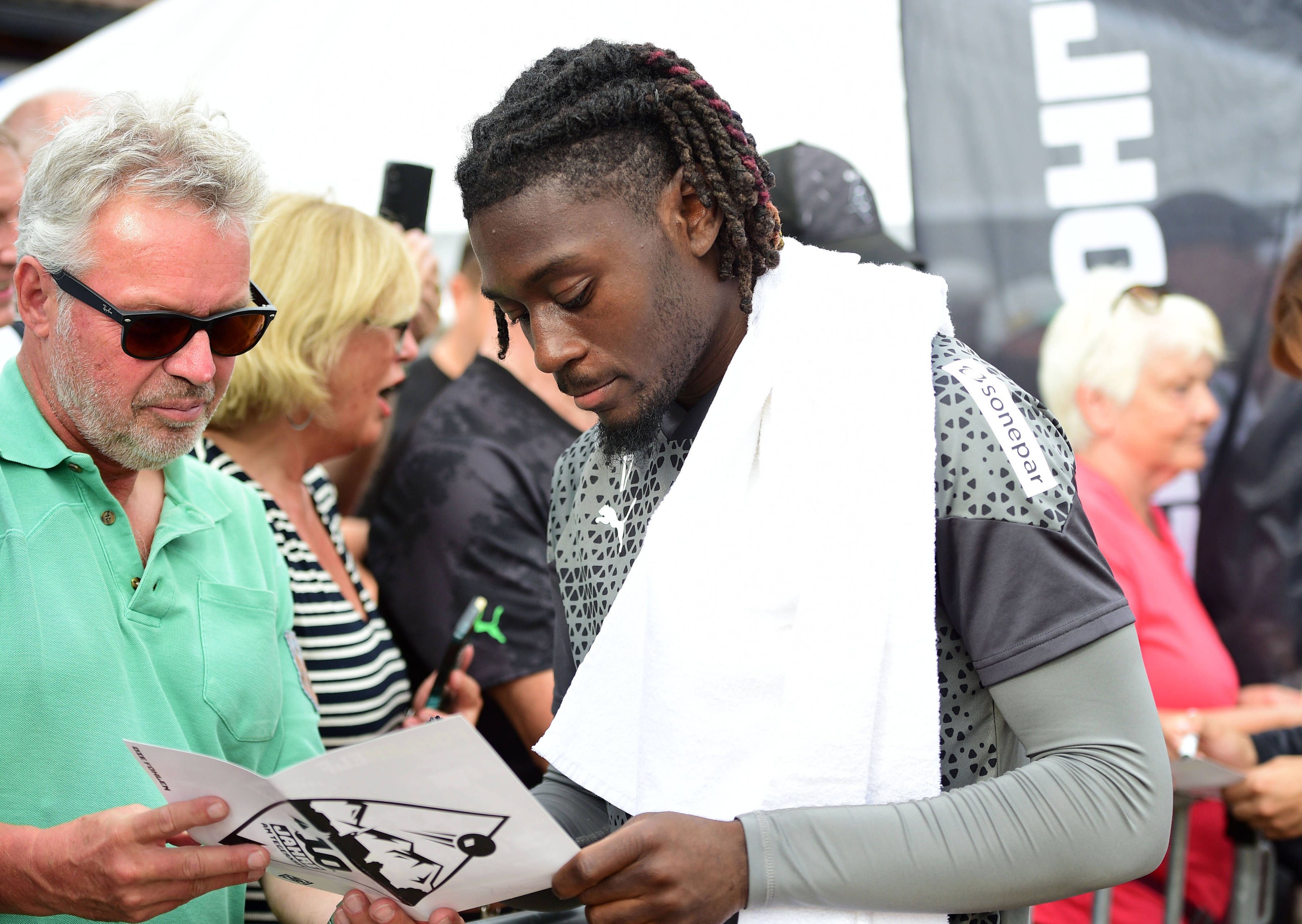 Gladbach-Star Manu Koné absolviert am Tegernsee nach seiner Knieverletzung ein individuelles Trainingsprogramm. Zeit für die Borussia-Fans nimmt der Franzose sich dennoch, wie dieses Foto vom 23. Juli 2023 aus Rottach-Egern zeigt. Koné schreibt für die Zuschauerinnen und Zuschauer Autogramme.