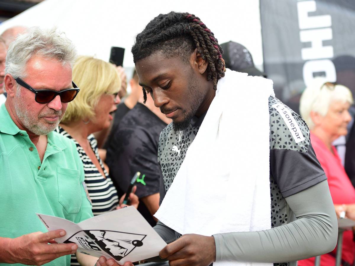 Gladbach-Star Manu Koné absolviert am Tegernsee nach seiner Knieverletzung ein individuelles Trainingsprogramm. Zeit für die Borussia-Fans nimmt der Franzose sich dennoch, wie dieses Foto vom 23. Juli 2023 aus Rottach-Egern zeigt. Koné schreibt für die Zuschauerinnen und Zuschauer Autogramme.