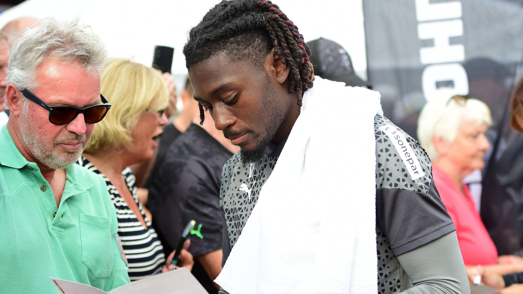 Gladbach-Star Manu Koné absolviert am Tegernsee nach seiner Knieverletzung ein individuelles Trainingsprogramm. Zeit für die Borussia-Fans nimmt der Franzose sich dennoch, wie dieses Foto vom 23. Juli 2023 aus Rottach-Egern zeigt. Koné schreibt für die Zuschauerinnen und Zuschauer Autogramme.