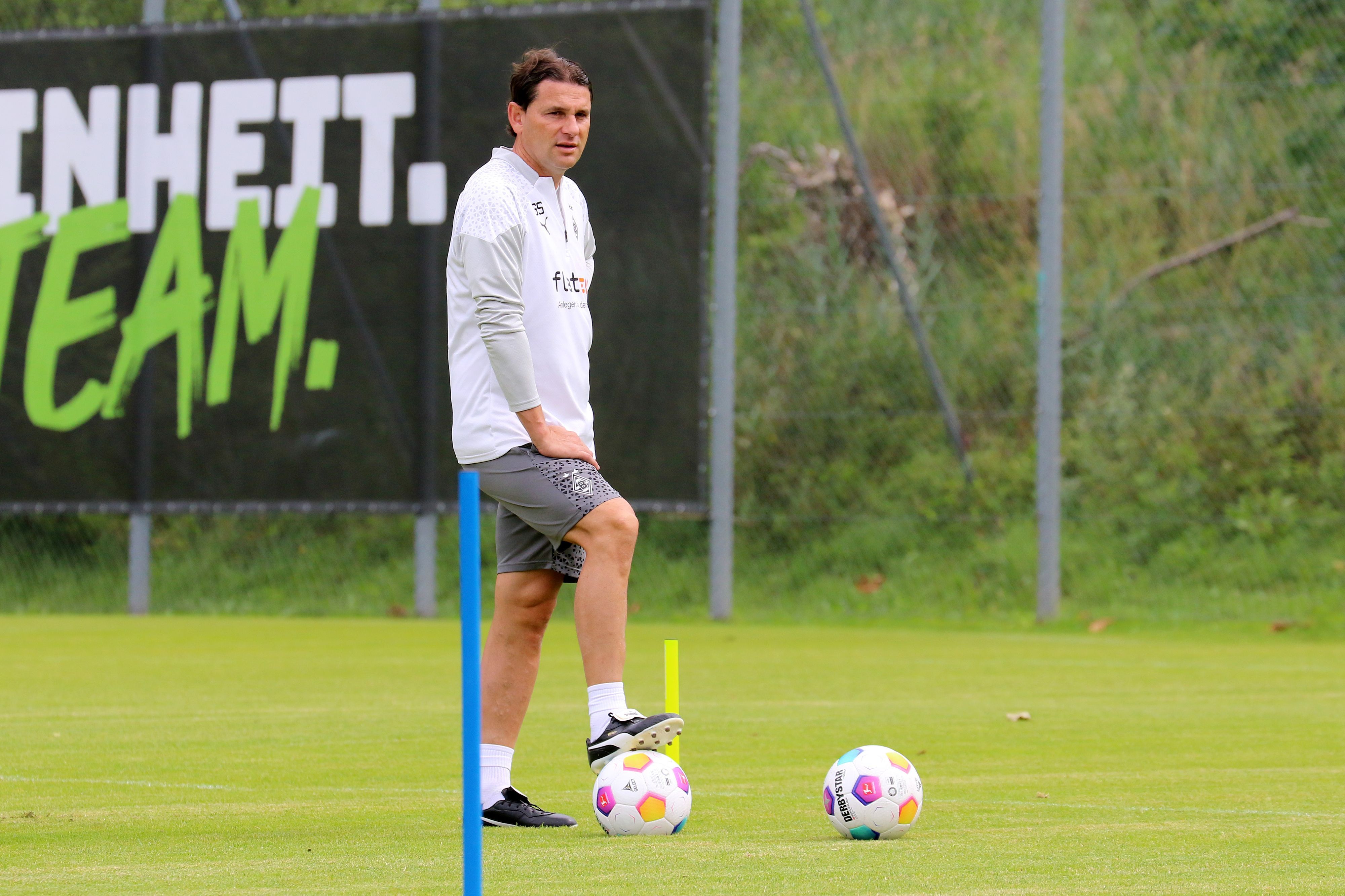 Der neue, starke Mann auf der Position des Cheftrainers bei Fußball-Bundesligist Borussia Mönchengladbach: Gerardo Seoane. Hier zu sehen am 24. Juli 2023 während des Trainingslagers am Tegernsee. Seoane hat seinen rechten Fuß auf einen Ball gestellt und schaut auf das Geschehen.