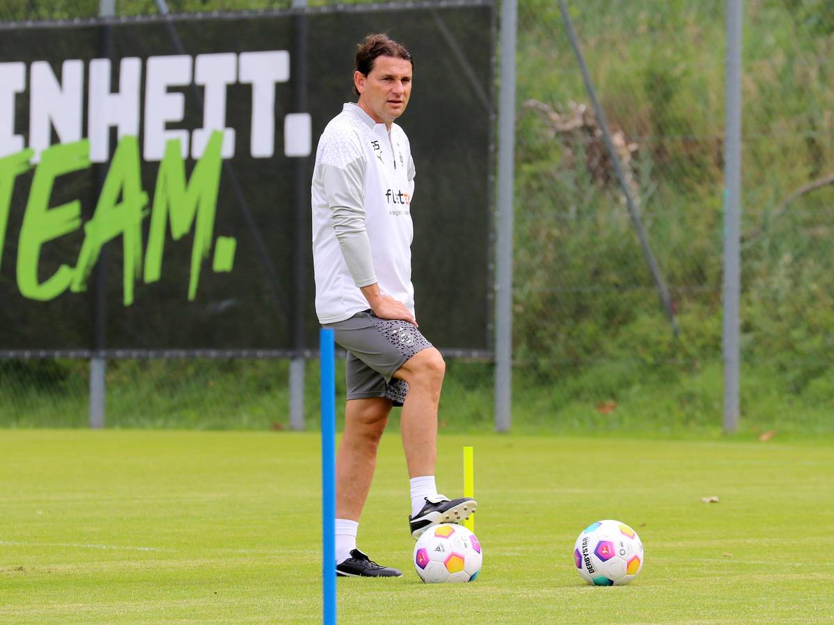 Der neue, starke Mann auf der Position des Cheftrainers bei Fußball-Bundesligist Borussia Mönchengladbach: Gerardo Seoane. Hier zu sehen am 24. Juli 2023 während des Trainingslagers am Tegernsee. Seoane hat seinen rechten Fuß auf einen Ball gestellt und schaut auf das Geschehen.