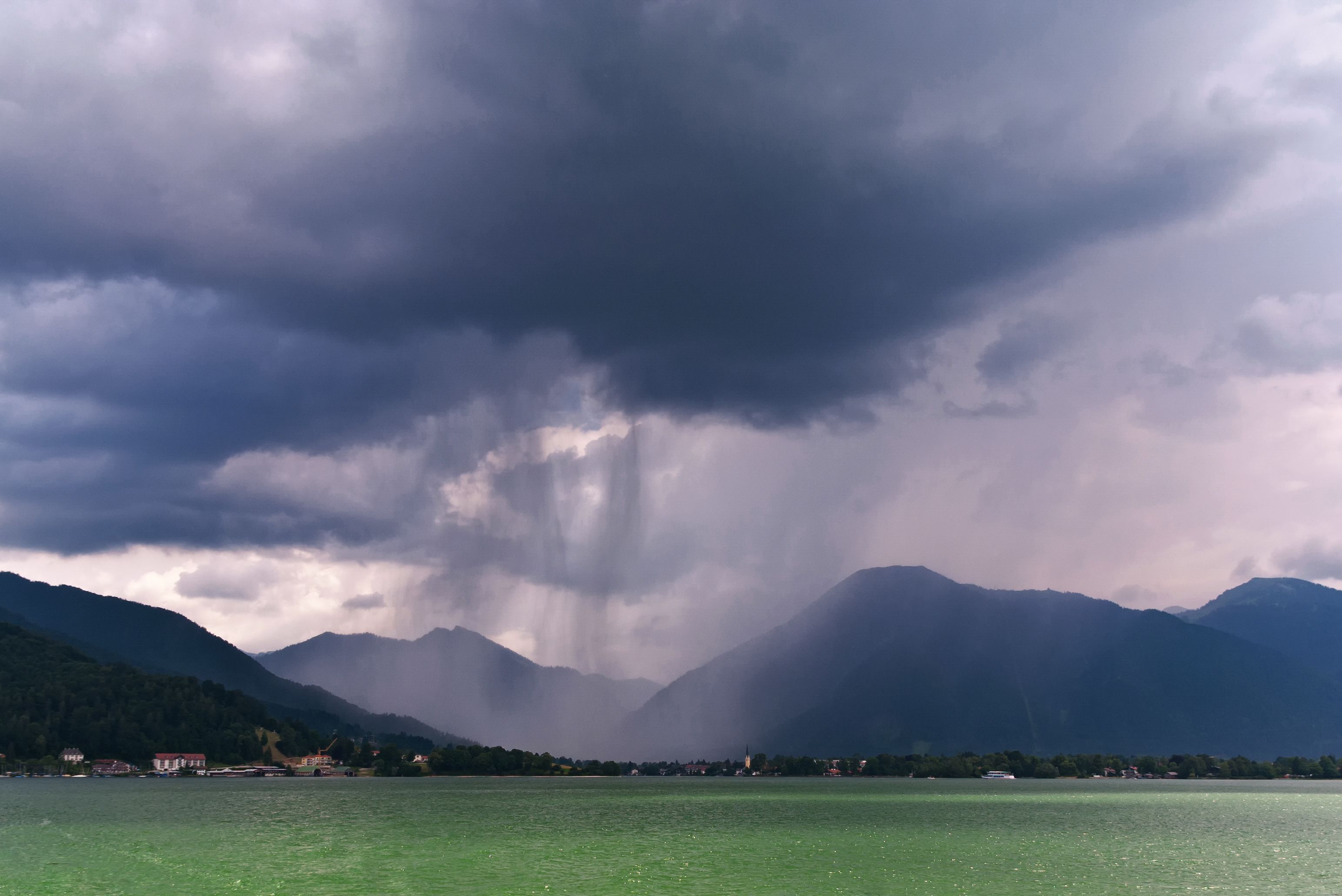 Symbolfoto: Dunkle Wolken und Regen über dem bayerischen Tegernsee. Diese Aufnahme ist am 28. Oktober 2012 entstanden.