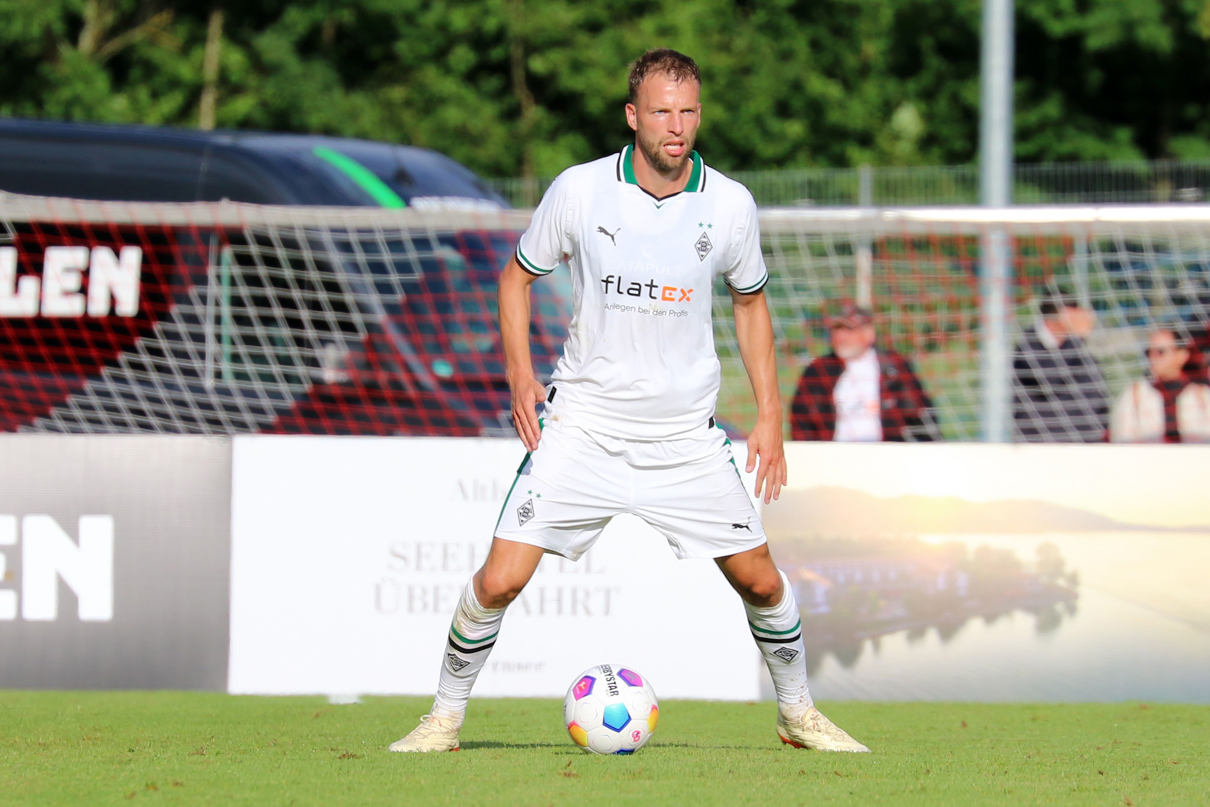 Marvin Friedrich, Verteidiger von Borussia Mönchengladbach, hat in dieser Szene im Testspiel (26. Juli 2023) in Rottach-Egern gegen den FC Ingolstadt den Ball und das Spielgeschehen im Blick. Er schaut aufmerksam.