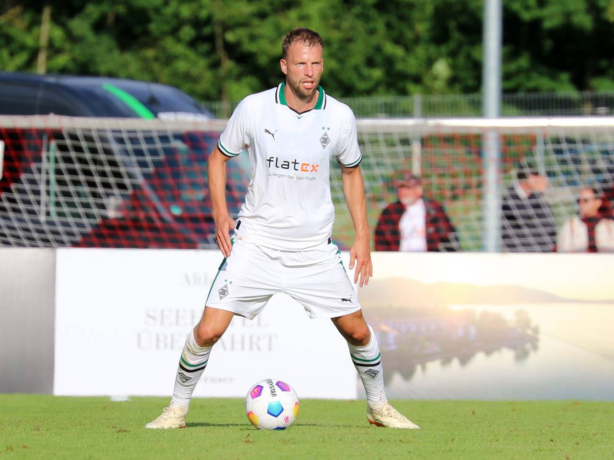 Marvin Friedrich, Verteidiger von Borussia Mönchengladbach, hat in dieser Szene im Testspiel (26. Juli 2023) in Rottach-Egern gegen den FC Ingolstadt den Ball und das Spielgeschehen im Blick. Er schaut aufmerksam.