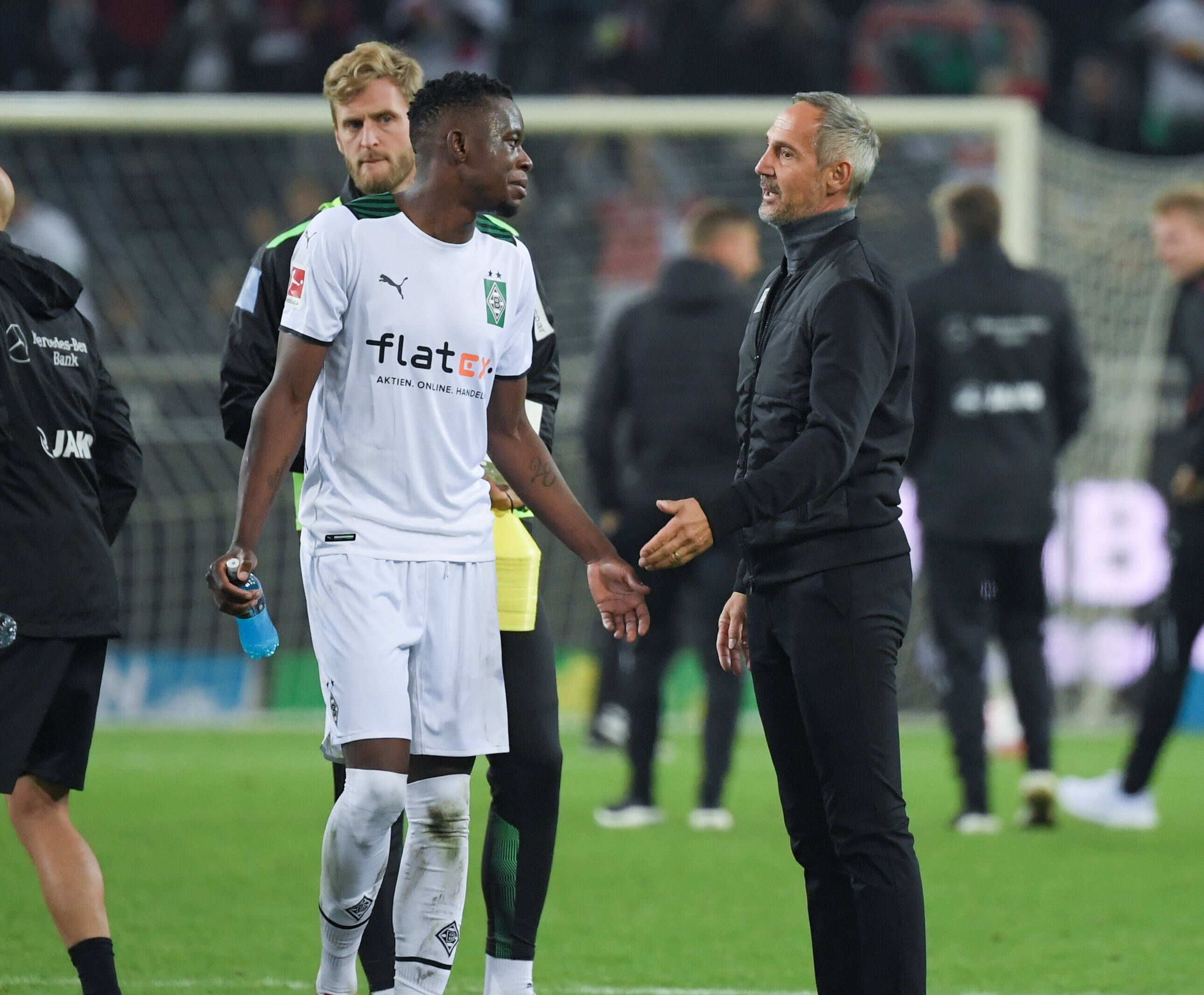 Denis Zakaria (l.) und Adi Hütter am 16. Oktober 2021 in Diensten von Borussia Mönchengladbach nach dem Bundesliga-Heimspiel gegen den VfB Stuttgart beim Handshake auf dem Rasen.