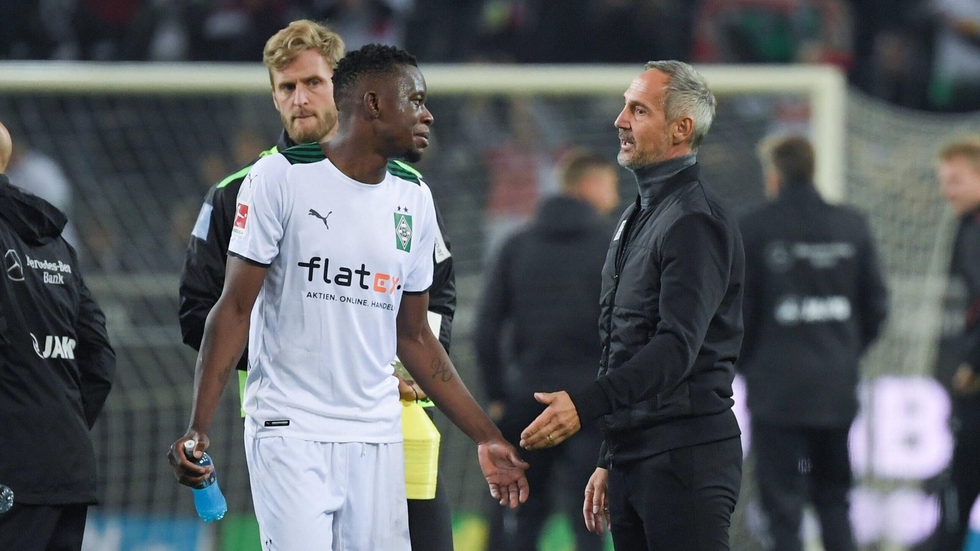 Denis Zakaria (l.) und Adi Hütter am 16. Oktober 2021 in Diensten von Borussia Mönchengladbach nach dem Bundesliga-Heimspiel gegen den VfB Stuttgart beim Handshake auf dem Rasen.