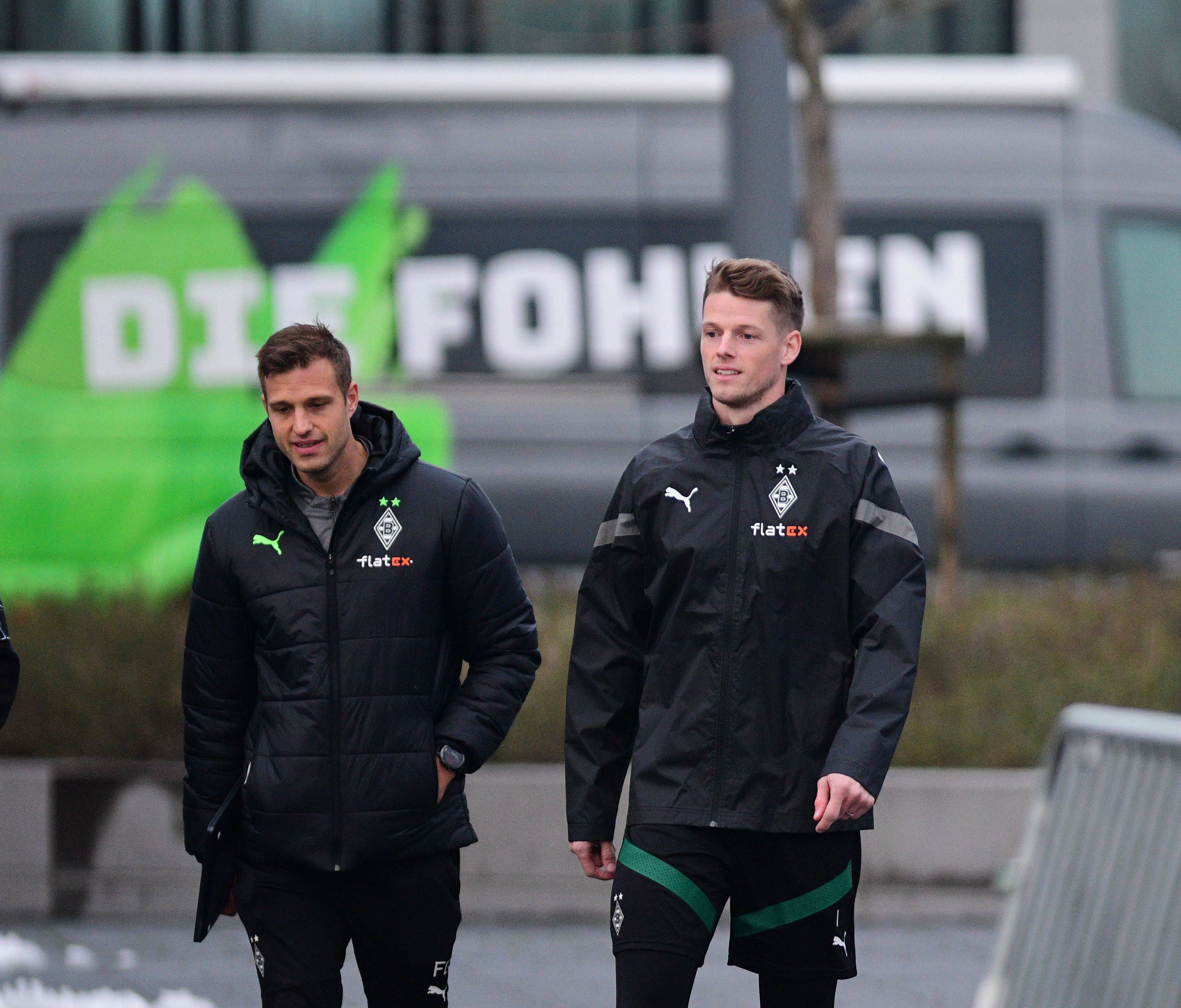 Fabian Otte (l.), hier am 19. Januar 2023 gemeinsam mit Jonas Omlin (r.), Keeper von Borussia Mönchengladbach auf dem Trainingsplatz im Borussia-Park.