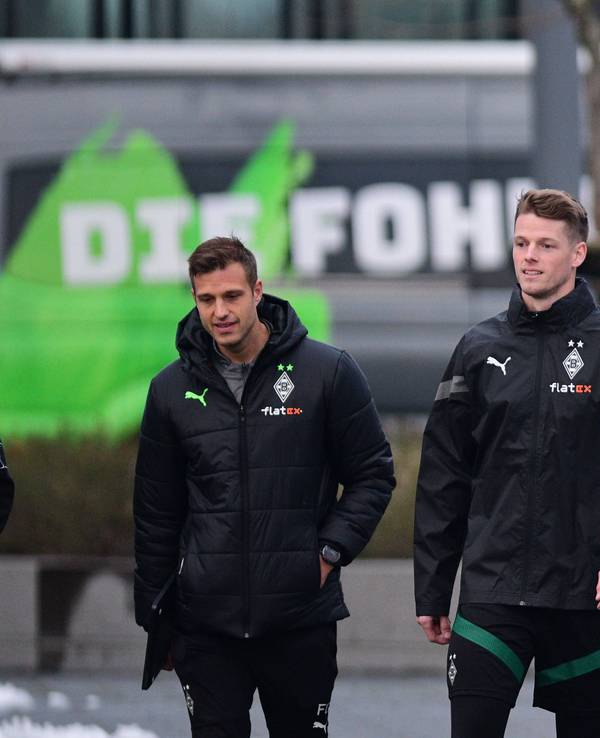 Fabian Otte (l.), hier am 19. Januar 2023 gemeinsam mit Jonas Omlin (r.), Keeper von Borussia Mönchengladbach auf dem Trainingsplatz im Borussia-Park.