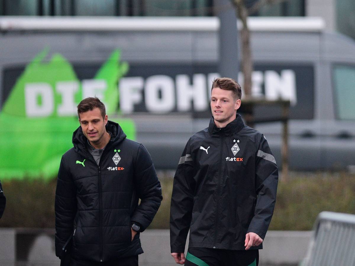 Fabian Otte (l.), hier am 19. Januar 2023 gemeinsam mit Jonas Omlin (r.), Keeper von Borussia Mönchengladbach auf dem Trainingsplatz im Borussia-Park.