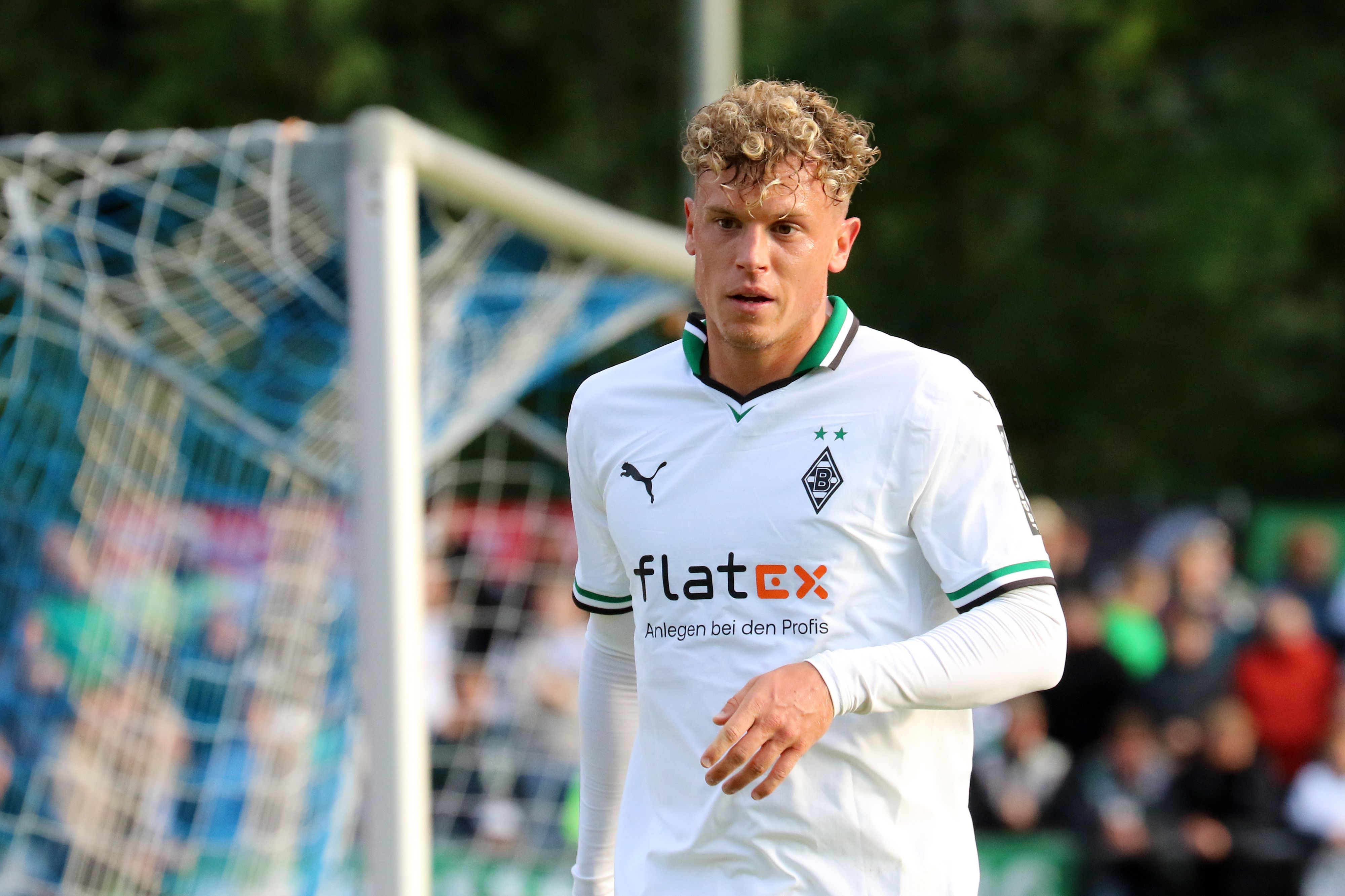 Gladbach-Profi Robin Hack, hier in Rottach-Egern im Testspiel (26. Juli 2023) der Borussia gegen den FC Ingolstadt zu sehen. Hack schaut nach vorne in die Kamera des Fotografen.