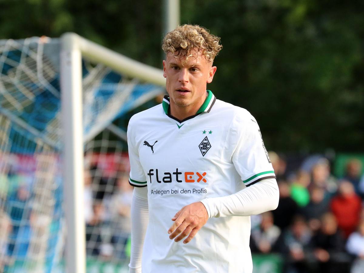 Gladbach-Profi Robin Hack, hier in Rottach-Egern im Testspiel (26. Juli 2023) der Borussia gegen den FC Ingolstadt zu sehen. Hack schaut nach vorne in die Kamera des Fotografen.