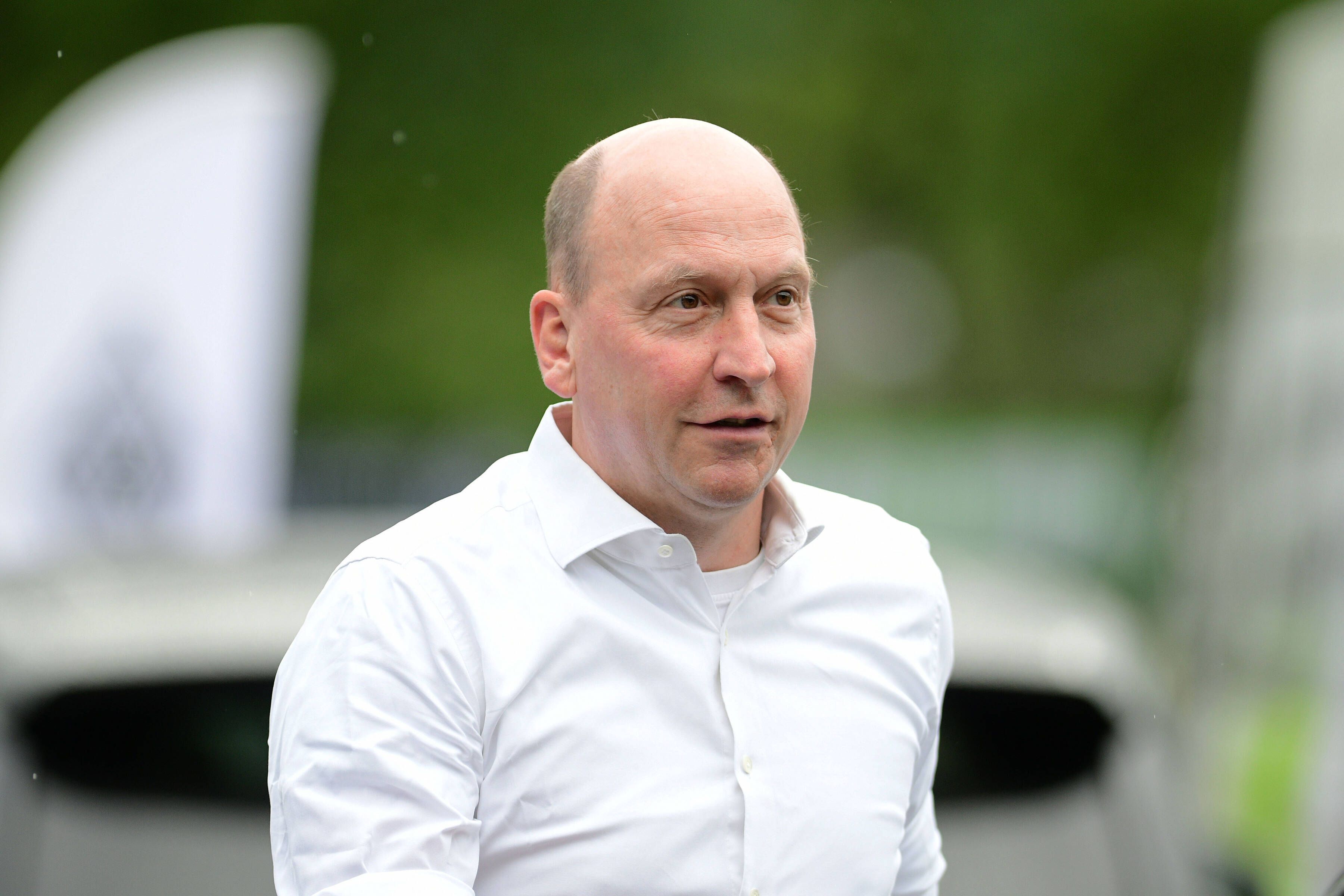 Enger Vertrauter von Borussia-Präsident Rolf Königs und Gladbach-Geschäftsführer: Stephan Schippers, hier zu sehem am 4. Juli 2022 während des Fohlen-Traininingslagers in Rottach-Egern am bayerischen Tegernsee. Schippers trägt ein weißes Hemd und schaut zur Seite.