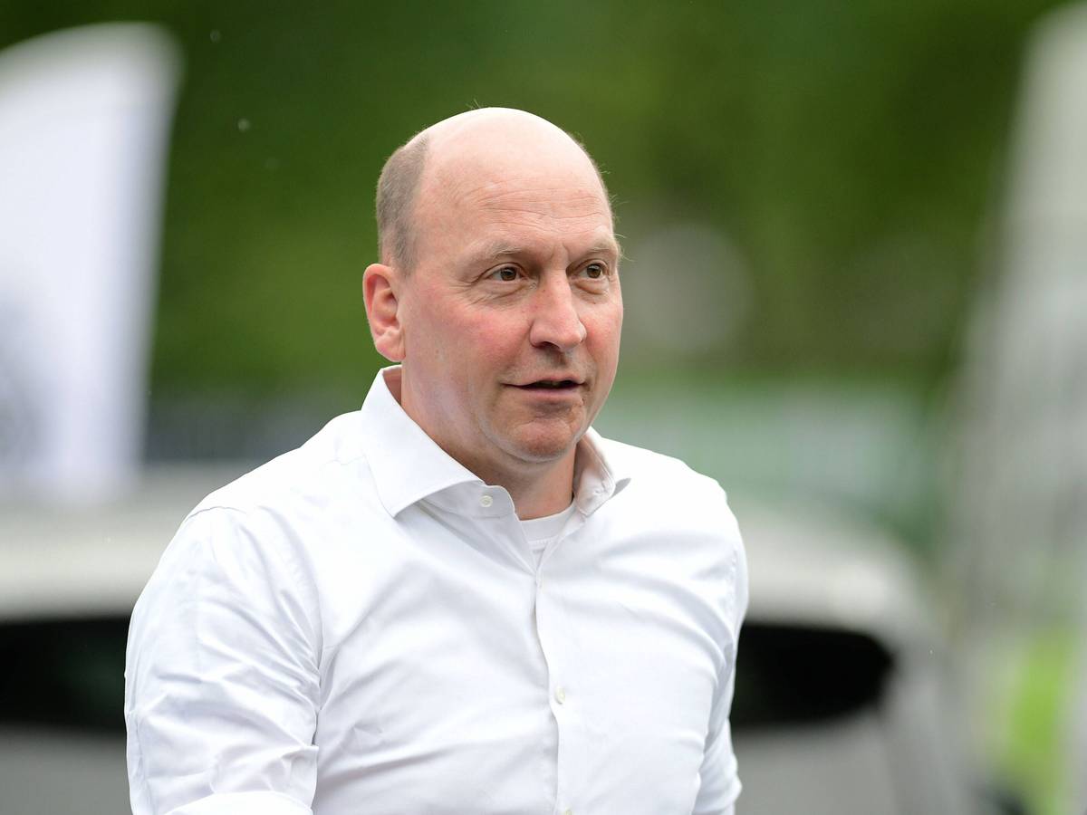 Enger Vertrauter von Borussia-Präsident Rolf Königs und Gladbach-Geschäftsführer: Stephan Schippers, hier zu sehem am 4. Juli 2022 während des Fohlen-Traininingslagers in Rottach-Egern am bayerischen Tegernsee. Schippers trägt ein weißes Hemd und schaut zur Seite.