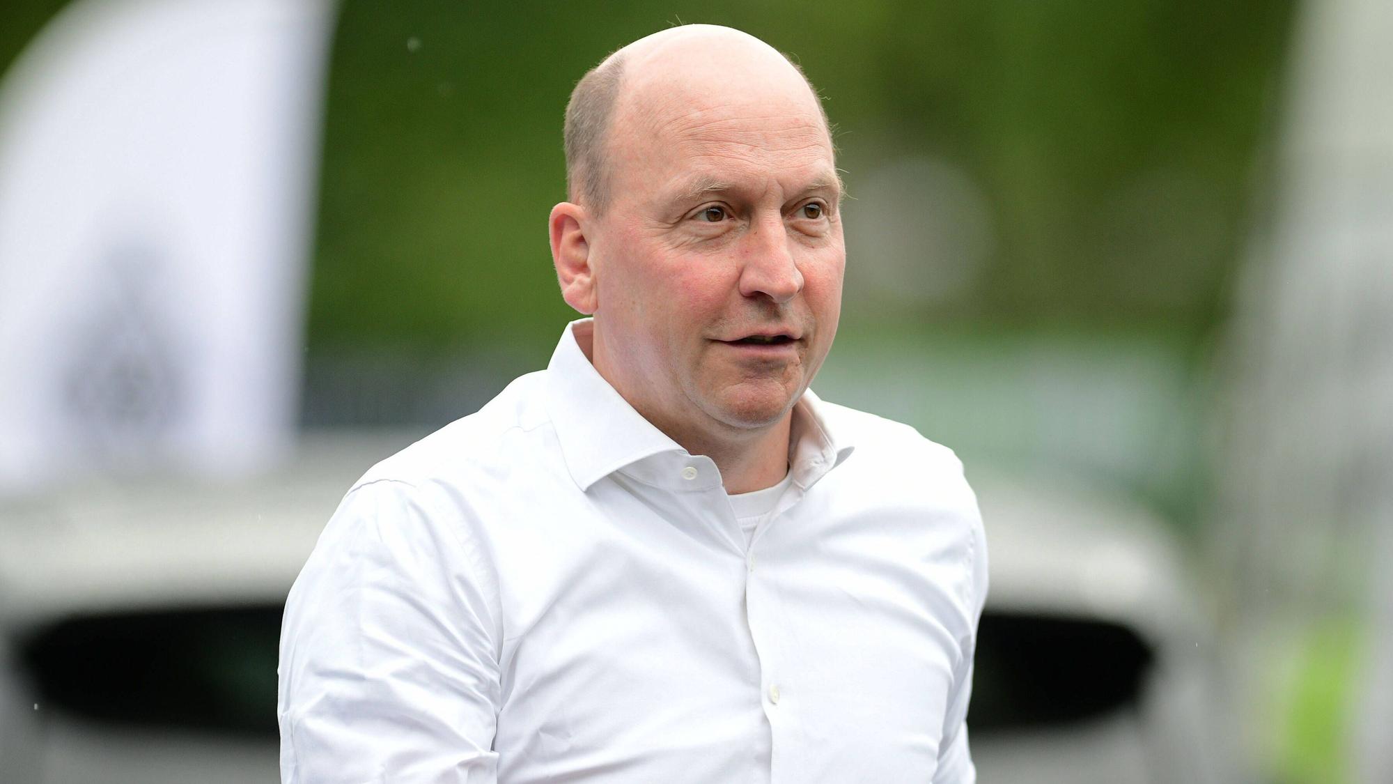Enger Vertrauter von Borussia-Präsident Rolf Königs und Gladbach-Geschäftsführer: Stephan Schippers, hier zu sehem am 4. Juli 2022 während des Fohlen-Traininingslagers in Rottach-Egern am bayerischen Tegernsee. Schippers trägt ein weißes Hemd und schaut zur Seite.