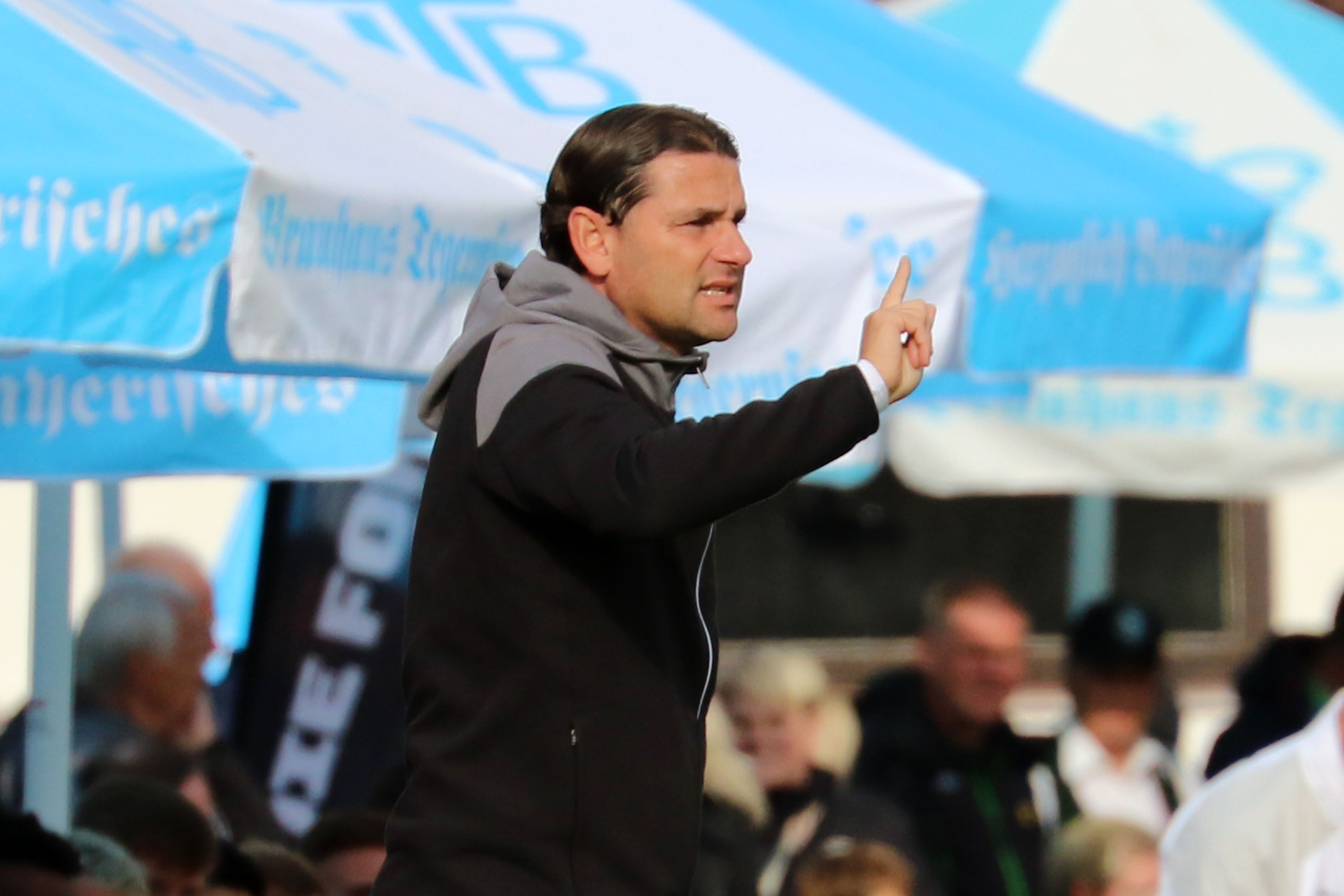 Trainer Gerardo Seoane von Borussia Mönchengladbach gibt im Testspiel gegen den FC Ingolstadt am 26. Juli 2023 in Rottach-Egern Anweisungen an der Seitenlinie. Seoane zeigt mit dem rechten Finger etwas an.