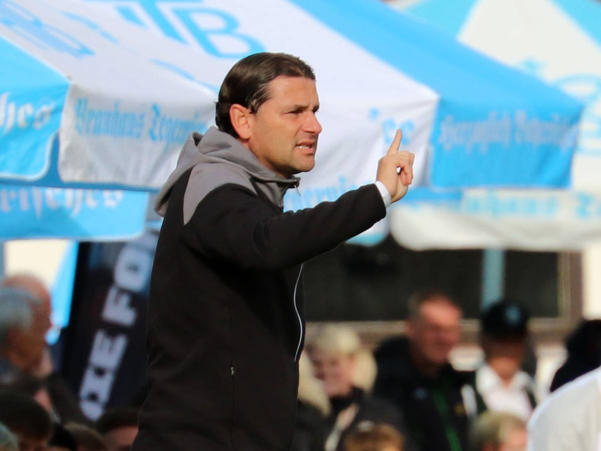 Trainer Gerardo Seoane von Borussia Mönchengladbach gibt im Testspiel gegen den FC Ingolstadt am 26. Juli 2023 in Rottach-Egern Anweisungen an der Seitenlinie. Seoane zeigt mit dem rechten Finger etwas an.