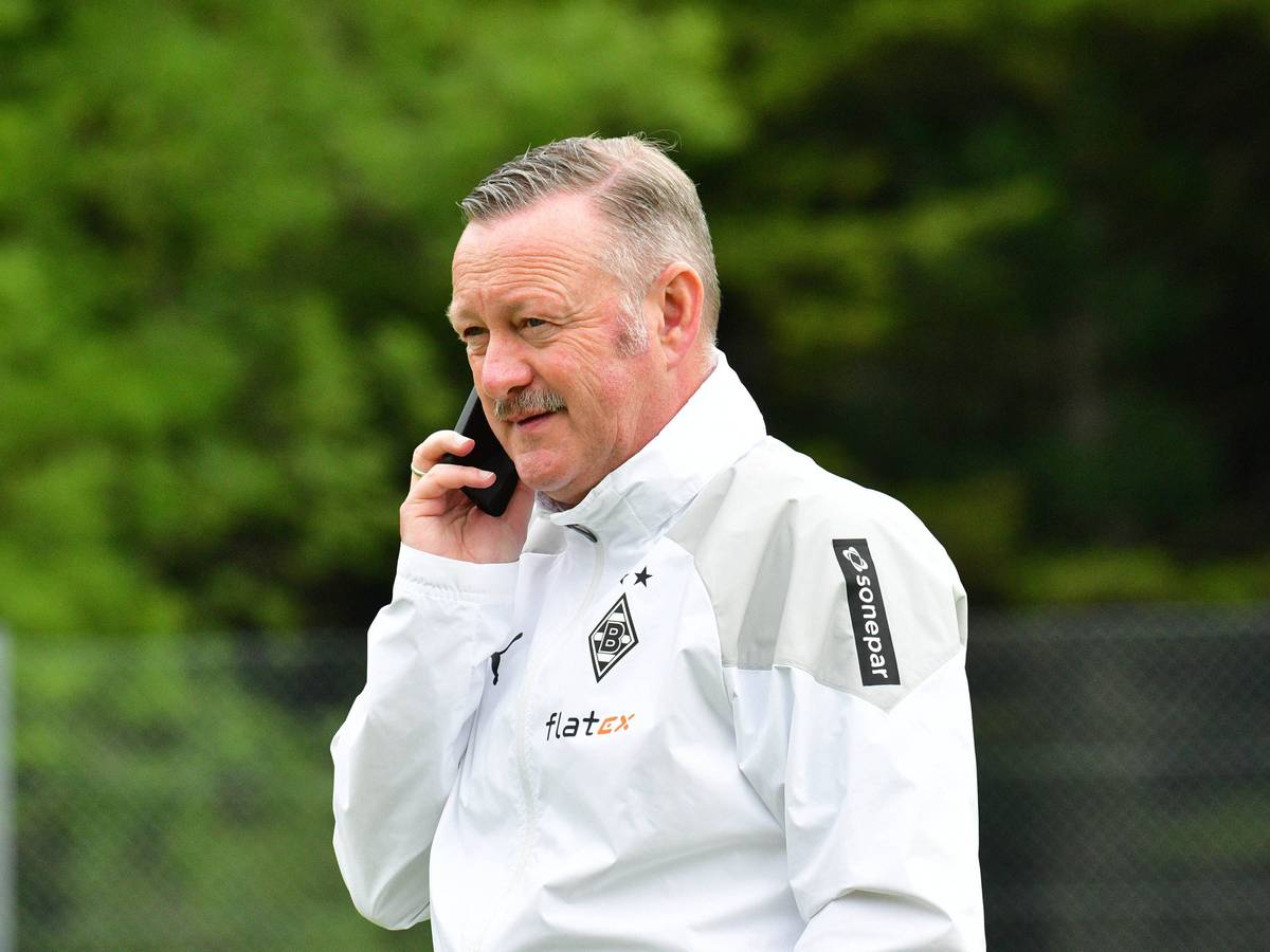 Gladbach-Manager Roland Virkus, hier am 27. Juli 2023 in Rottach-Egern zu sehen, soll einen weiteren Transfer der Borussia eingetütet haben. Virkus telefoniert mit seinem Smartphone.