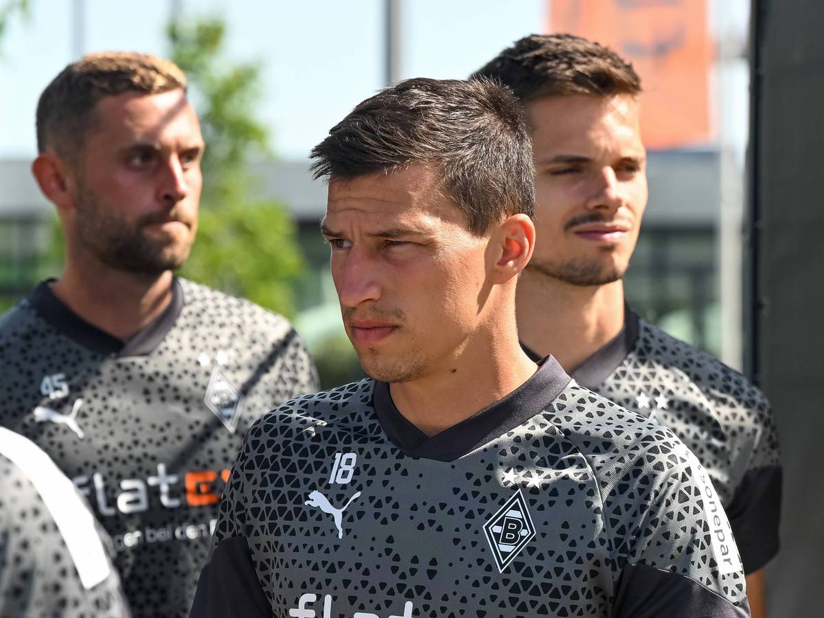 Stefan Lainer von Borussia Mönchengladbach, hier am 11. Juli 2023 bei einer Trainingseinheit, ist schwer erkrankt und wird den Fohlen monatelang fehlen.