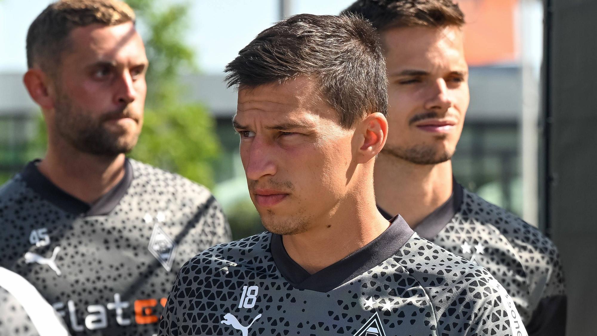 Stefan Lainer von Borussia Mönchengladbach, hier am 11. Juli 2023 bei einer Trainingseinheit, ist schwer erkrankt und wird den Fohlen monatelang fehlen.