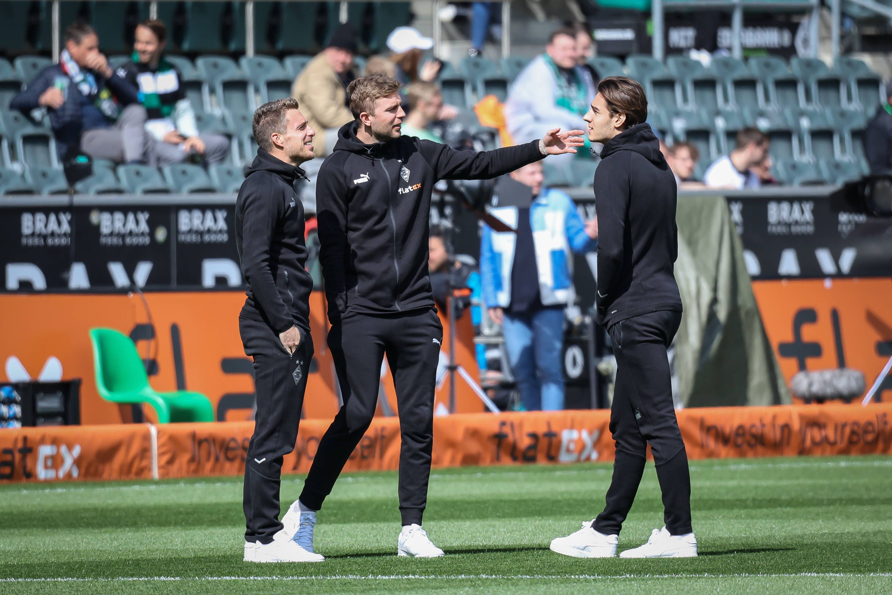 Christoph Kramer (M.) und Florian Neuhaus (r.) gemeinsam mit Patrick Herrmann bei der Platzbegehung vor dem Bundesliga-Heimspiel von Borussia Mönchengladbach gegen den VfL Wolfsburg am 9. April 2023.