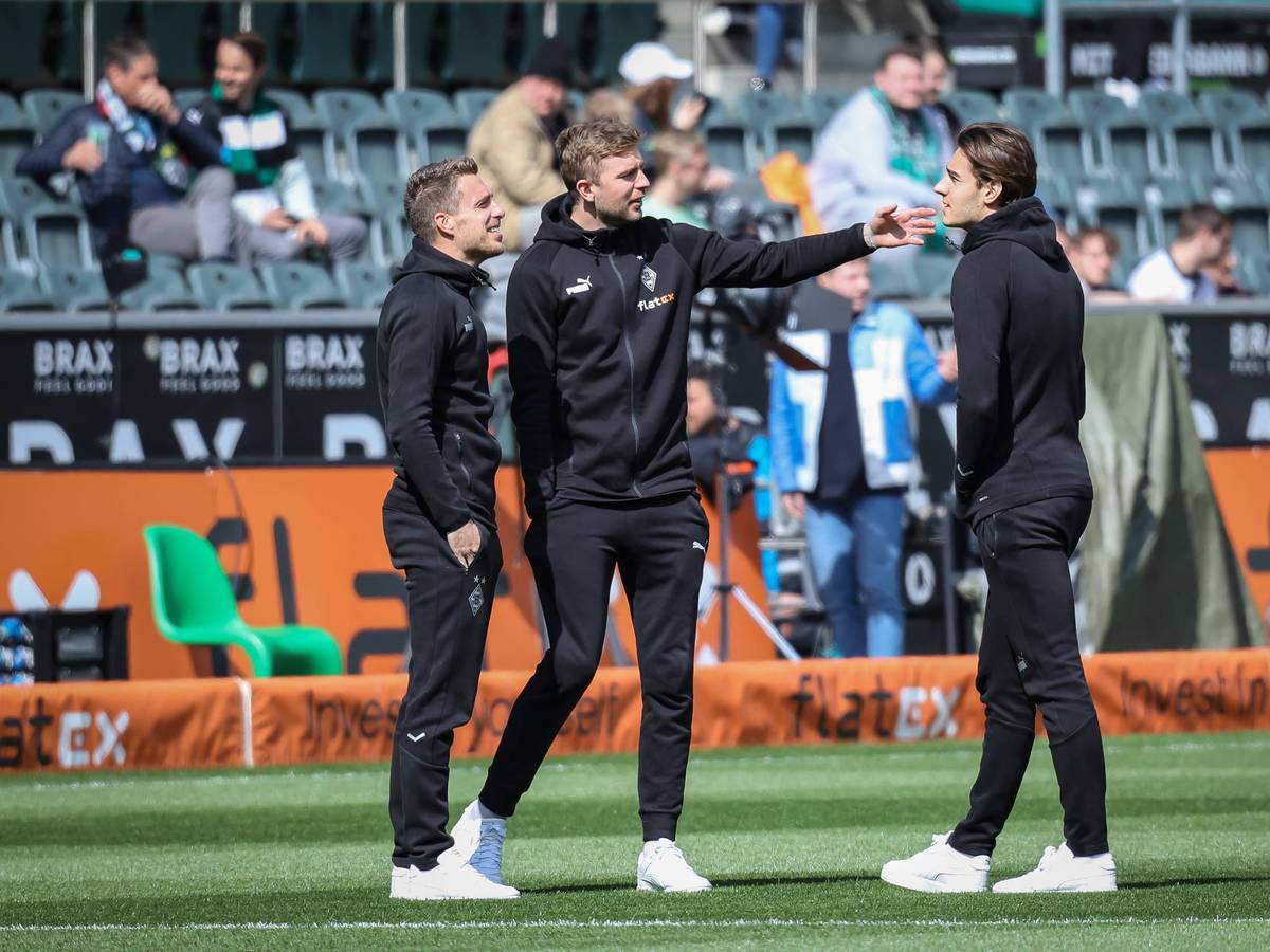 Christoph Kramer (M.) und Florian Neuhaus (r.) gemeinsam mit Patrick Herrmann bei der Platzbegehung vor dem Bundesliga-Heimspiel von Borussia Mönchengladbach gegen den VfL Wolfsburg am 9. April 2023.