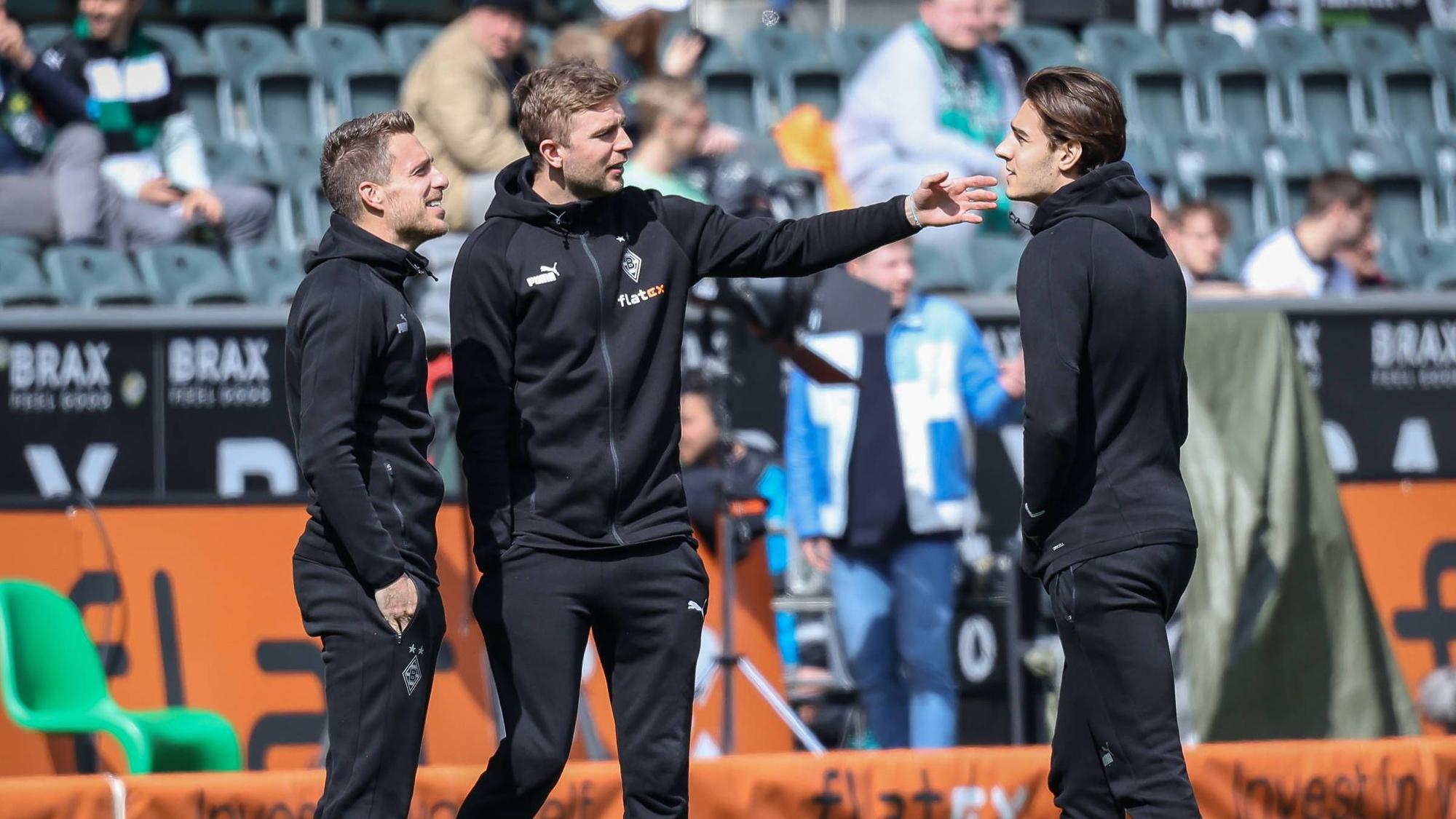 Christoph Kramer (M.) und Florian Neuhaus (r.) gemeinsam mit Patrick Herrmann bei der Platzbegehung vor dem Bundesliga-Heimspiel von Borussia Mönchengladbach gegen den VfL Wolfsburg am 9. April 2023.