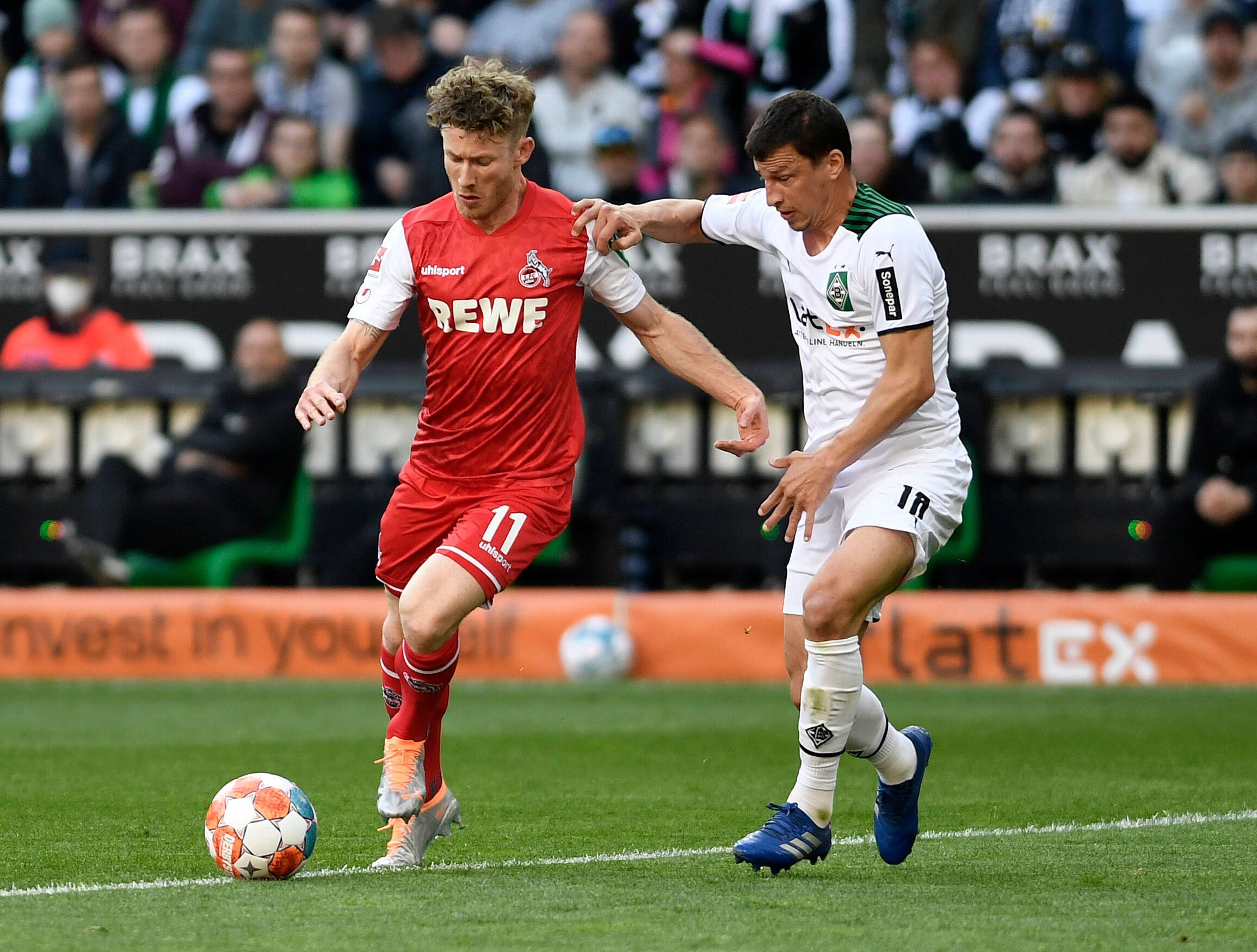 Florian Kainz vom 1. FC Köln (l.) am 16. April 2022 im Zweikampf mit Stefan Lainer von Borussia Mönchengladbach.