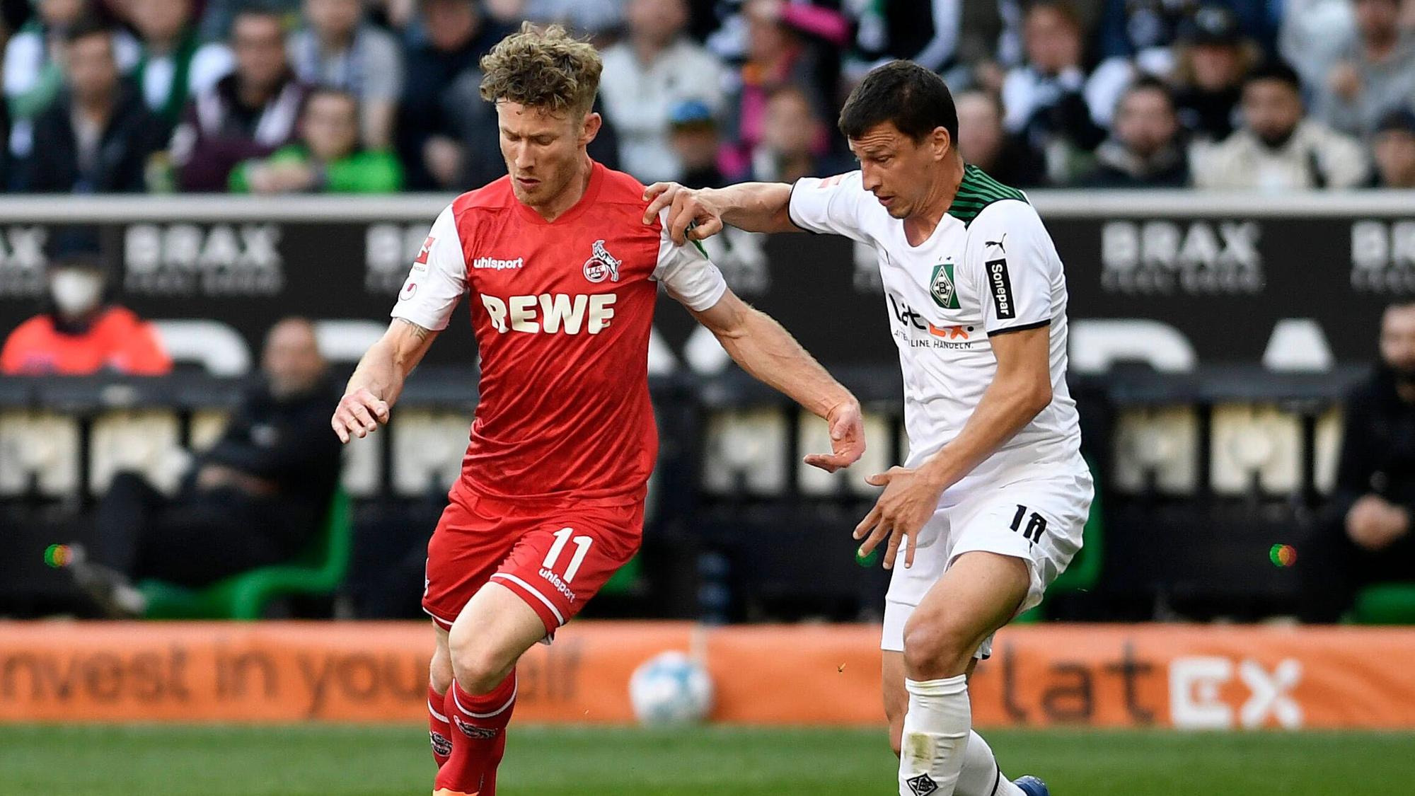 Florian Kainz vom 1. FC Köln (l.) am 16. April 2022 im Zweikampf mit Stefan Lainer von Borussia Mönchengladbach.