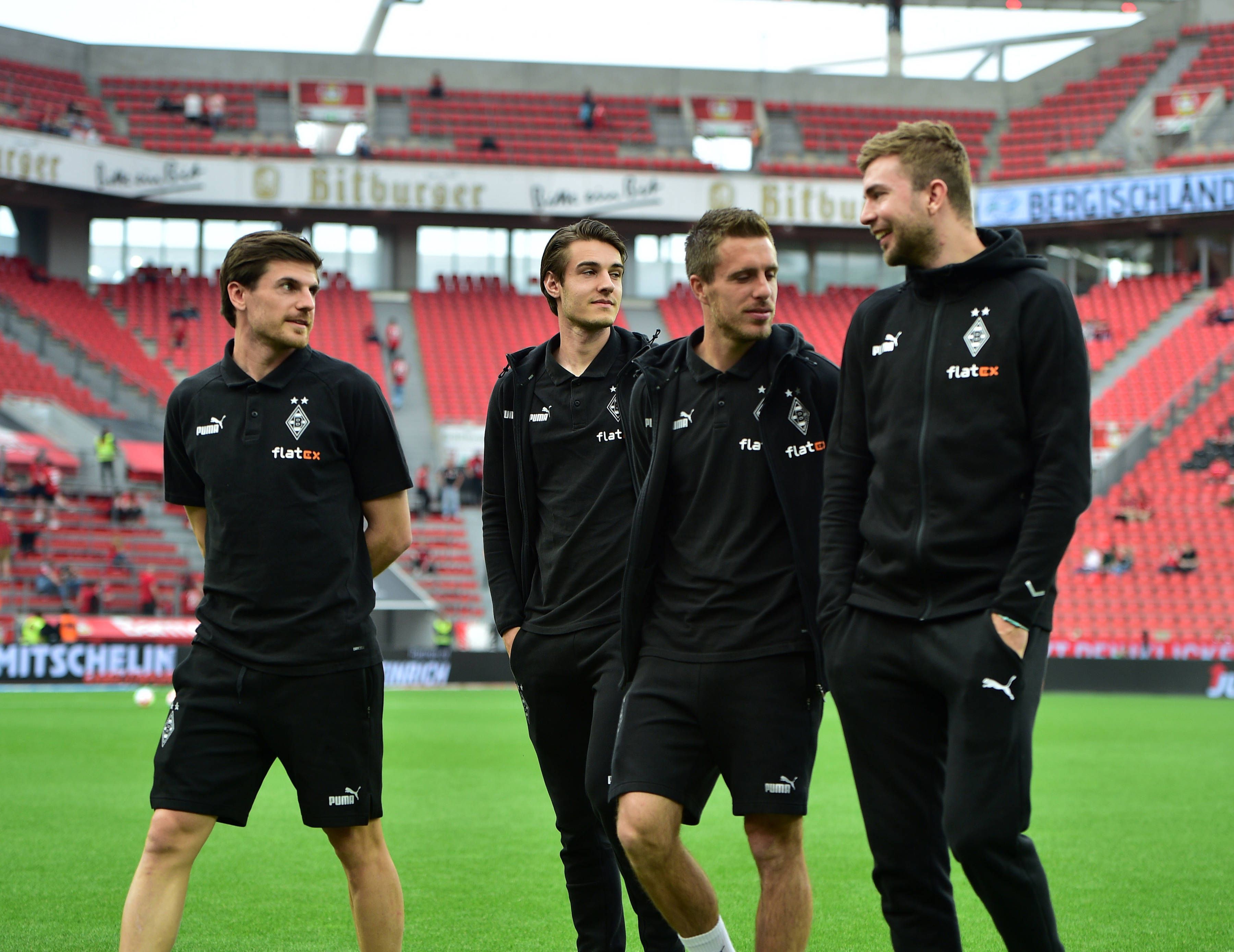 Gladbach-Profi Florian Neuhaus (2.v.r.) hat sich zu Disziplin-Problemen bei der Borussia in der Vergangenheit geäußert. Dieses Bild zeigt ihn gemeinsam mit Ex-Team-Mitglied Jonas Hofmann (l.), Patrick Herrmann (2.v.l.) und Christoph Kramer (r.) am 21. Mai 2023 in Leverkusen. Die Spieler gehen über das Spielfeld.