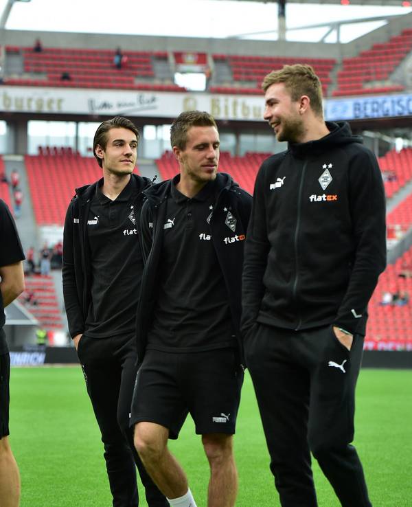 Gladbach-Profi Florian Neuhaus (2.v.r.) hat sich zu Disziplin-Problemen bei der Borussia in der Vergangenheit geäußert. Dieses Bild zeigt ihn gemeinsam mit Ex-Team-Mitglied Jonas Hofmann (l.), Patrick Herrmann (2.v.l.) und Christoph Kramer (r.) am 21. Mai 2023 in Leverkusen. Die Spieler gehen über das Spielfeld.