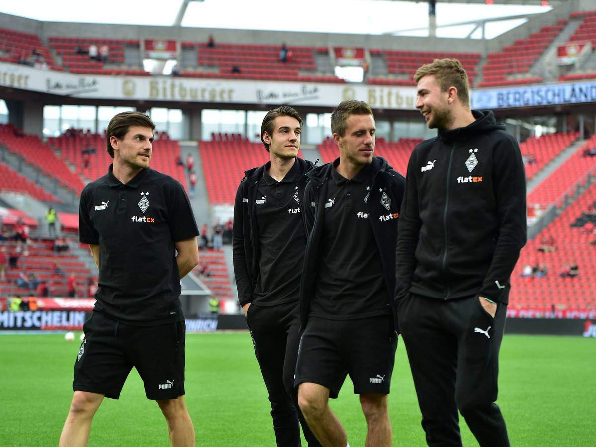 Gladbach-Profi Florian Neuhaus (2.v.r.) hat sich zu Disziplin-Problemen bei der Borussia in der Vergangenheit geäußert. Dieses Bild zeigt ihn gemeinsam mit Ex-Team-Mitglied Jonas Hofmann (l.), Patrick Herrmann (2.v.l.) und Christoph Kramer (r.) am 21. Mai 2023 in Leverkusen. Die Spieler gehen über das Spielfeld.