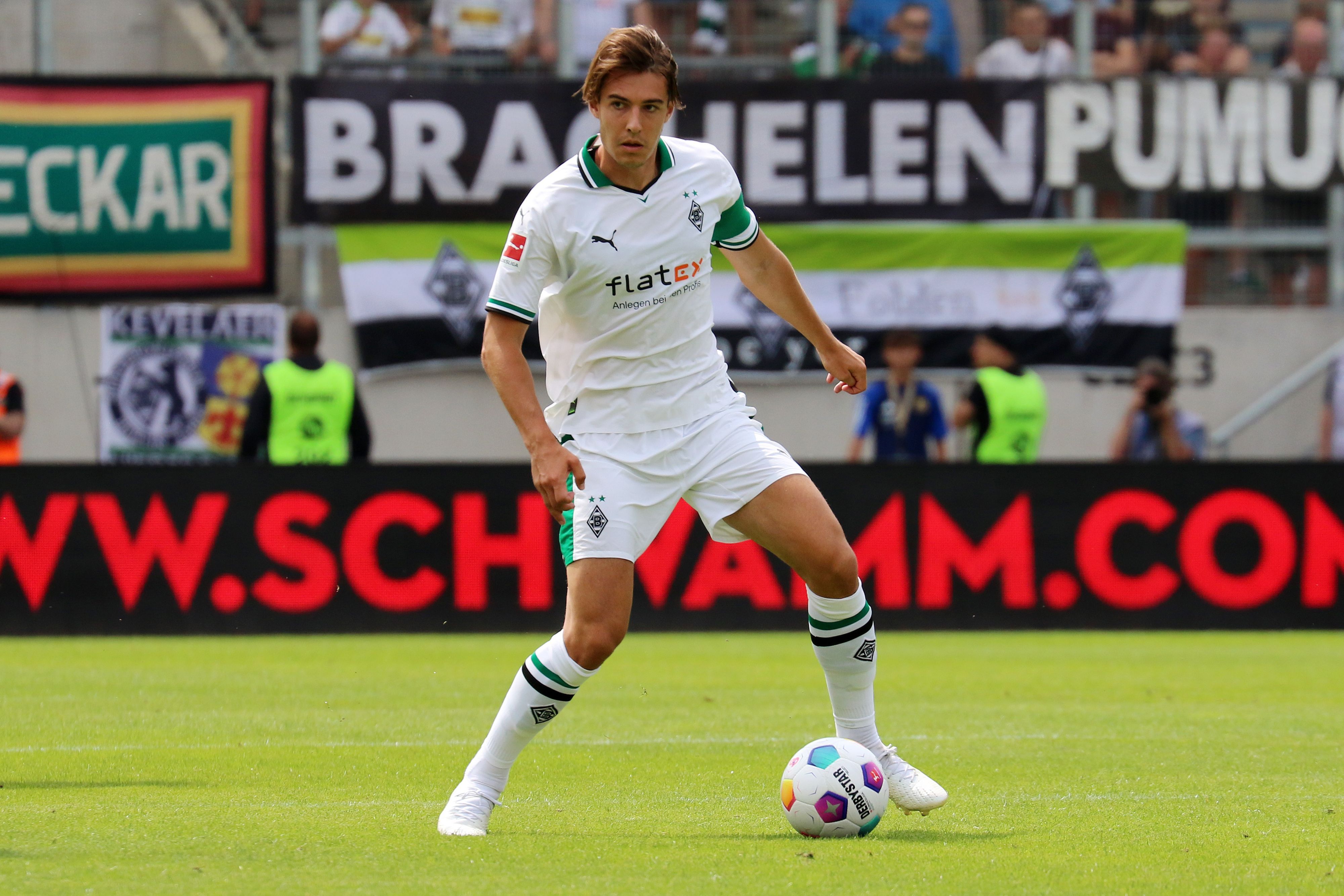 Florian Neuhaus im Testspiel von Borussia Mönchengladbach gegen den 1. FC Saarbrücken am 22. Juli 2023 als Gladbach-Kapitän.