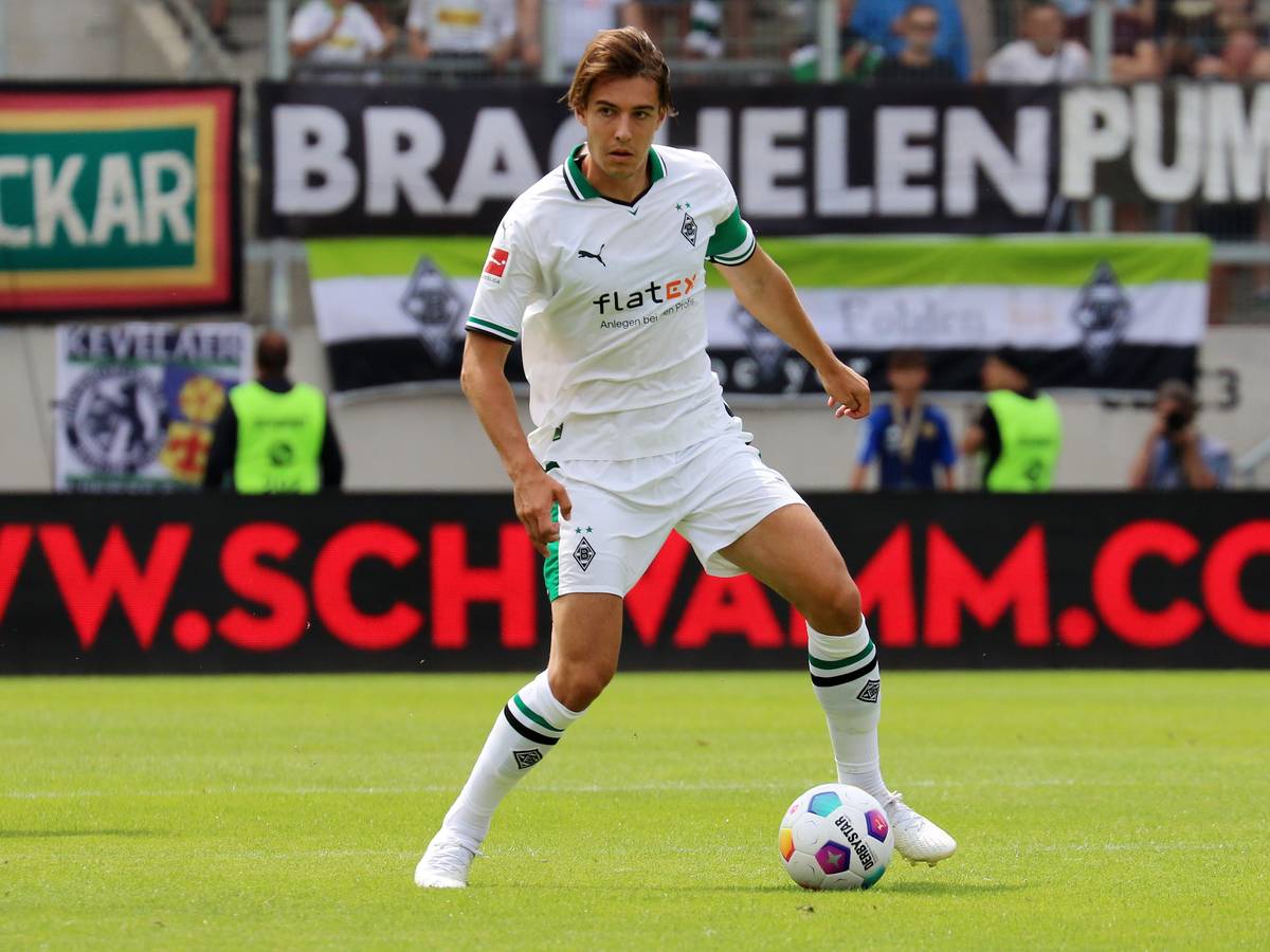 Florian Neuhaus im Testspiel von Borussia Mönchengladbach gegen den 1. FC Saarbrücken am 22. Juli 2023 als Gladbach-Kapitän.