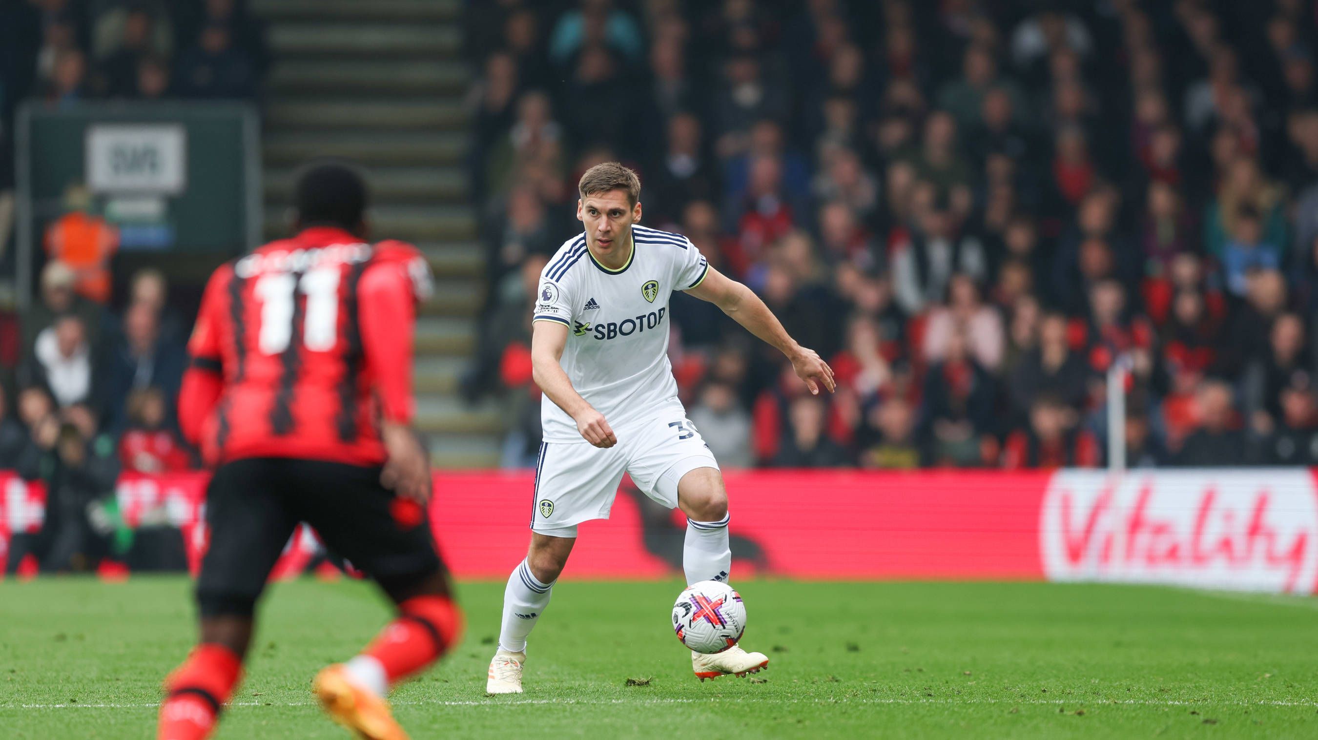 Dieser Gladbach-Transfer ist offenbar fix! Max Wöber wechselt von Leeds United zur Borussia in die Bundesliga. Auf diesem Bild ist der Österreicher am 30. April 2023 zu sehen. Er führt den Ball am Fuß und hat den Gegenspieler im Blick.