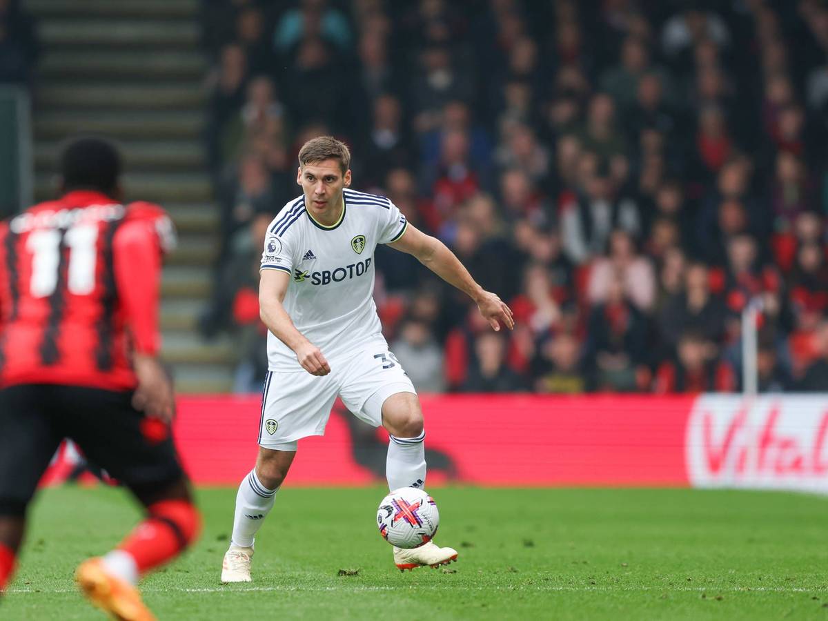 Dieser Gladbach-Transfer ist offenbar fix! Max Wöber wechselt von Leeds United zur Borussia in die Bundesliga. Auf diesem Bild ist der Österreicher am 30. April 2023 zu sehen. Er führt den Ball am Fuß und hat den Gegenspieler im Blick.