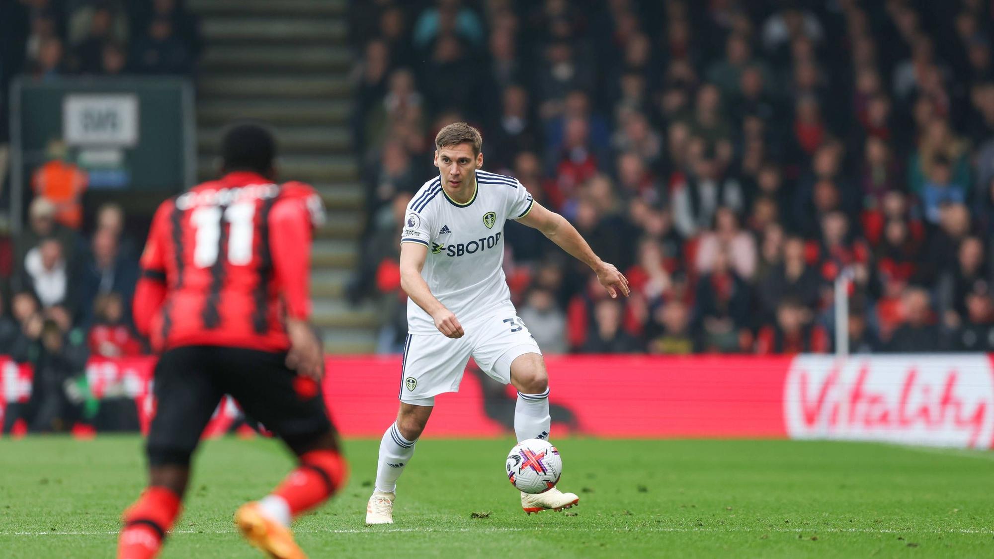 Dieser Gladbach-Transfer ist offenbar fix! Max Wöber wechselt von Leeds United zur Borussia in die Bundesliga. Auf diesem Bild ist der Österreicher am 30. April 2023 zu sehen. Er führt den Ball am Fuß und hat den Gegenspieler im Blick.