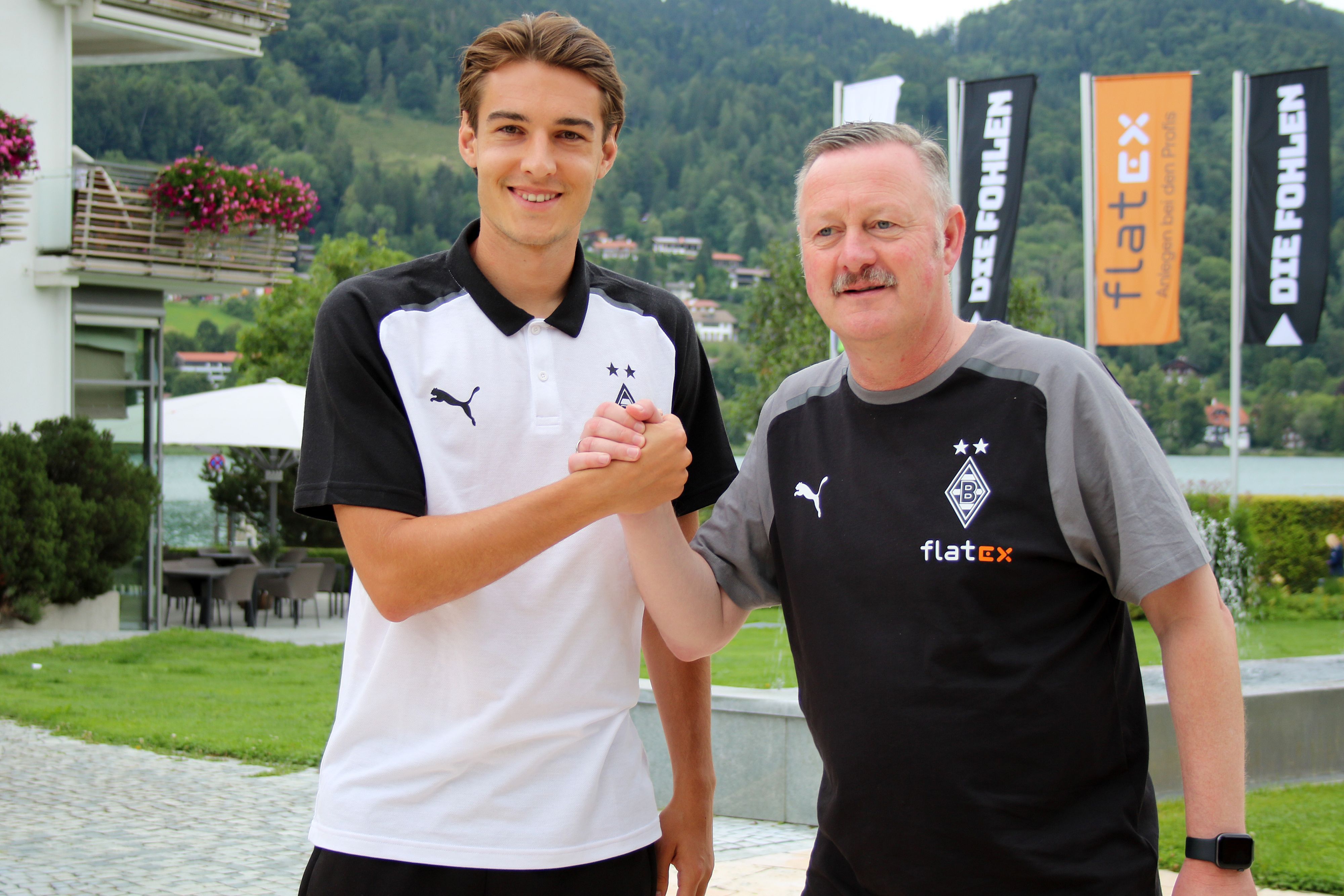 Florian Neuhaus (l.) und Sport-Geschäftsführer Roland Virkus (r.) beim Handshake am 28. Juli 2023.