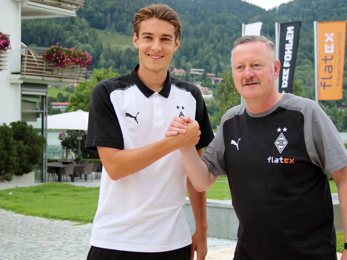 Florian Neuhaus (l.) und Sport-Geschäftsführer Roland Virkus (r.) beim Handshake am 28. Juli 2023.