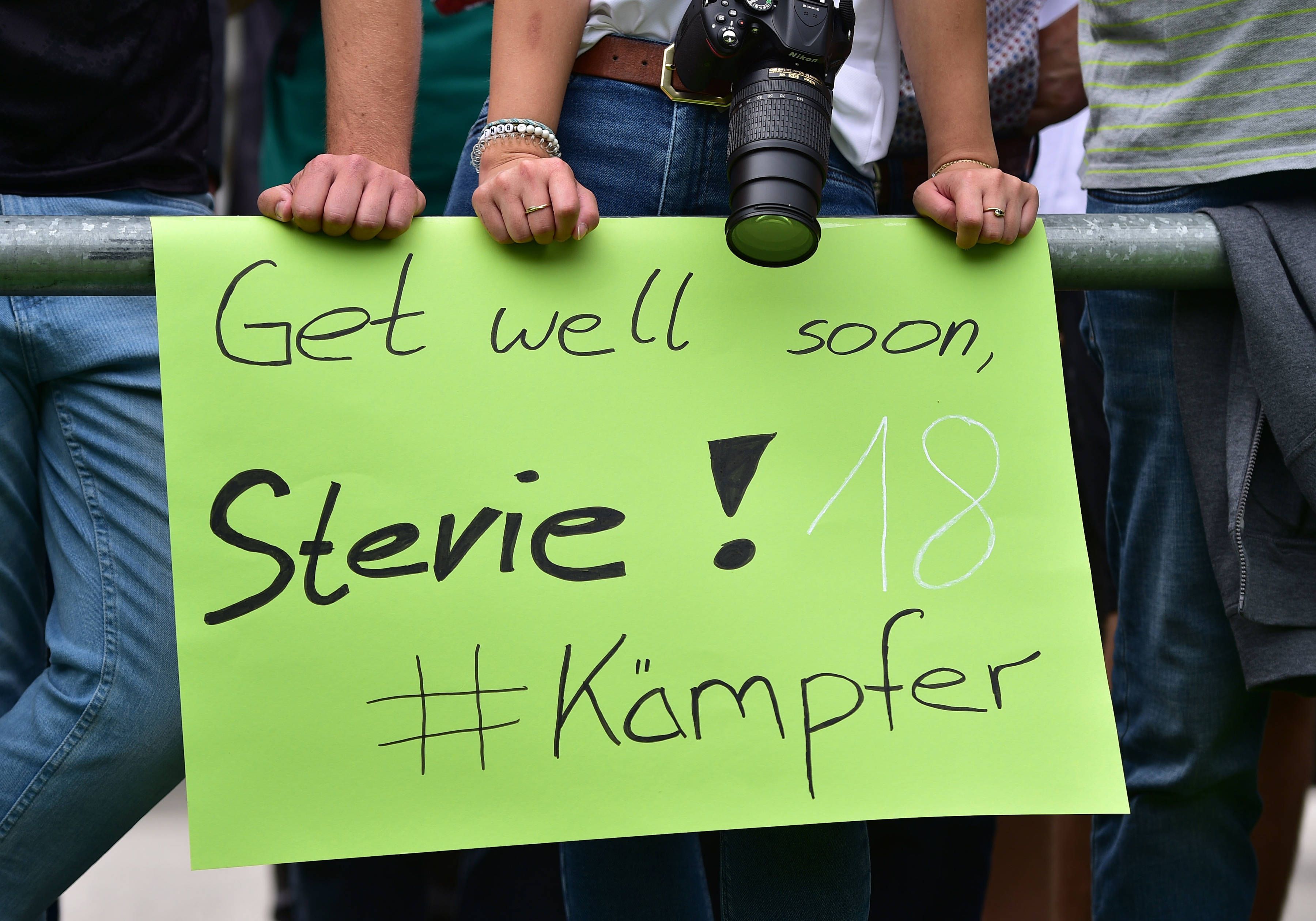 Gladbach-Fans zeigen während des Fohlen-Trainingslagers am Tegernsee ein Plakat, auf dem sie dem an Krebs erkrankten Borussia-Profi Stefan Lainer Gensungswünsche schicken. Das Foto ist am 27. Juli 2023 in Rottach-Egern aufgenommen worden.