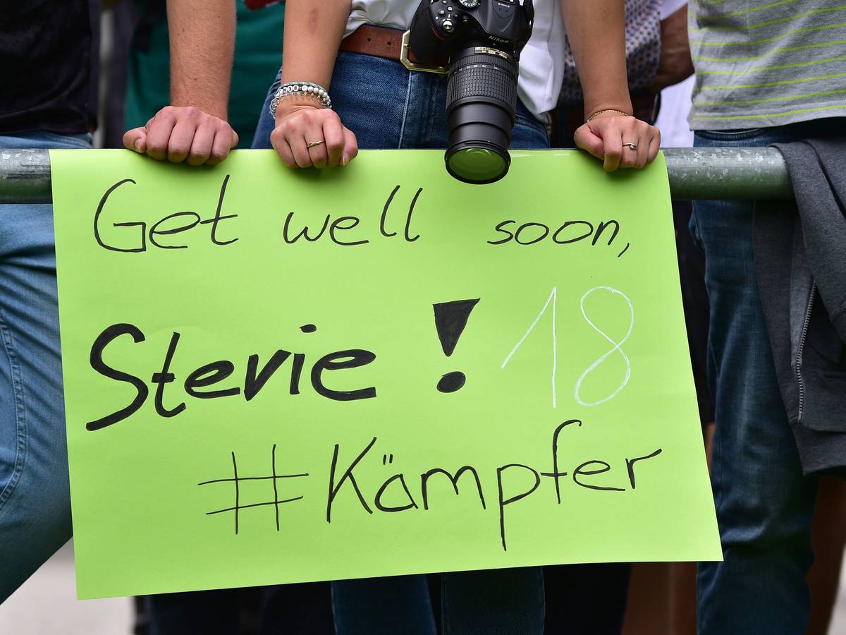 Gladbach-Fans zeigen während des Fohlen-Trainingslagers am Tegernsee ein Plakat, auf dem sie dem an Krebs erkrankten Borussia-Profi Stefan Lainer Gensungswünsche schicken. Das Foto ist am 27. Juli 2023 in Rottach-Egern aufgenommen worden.