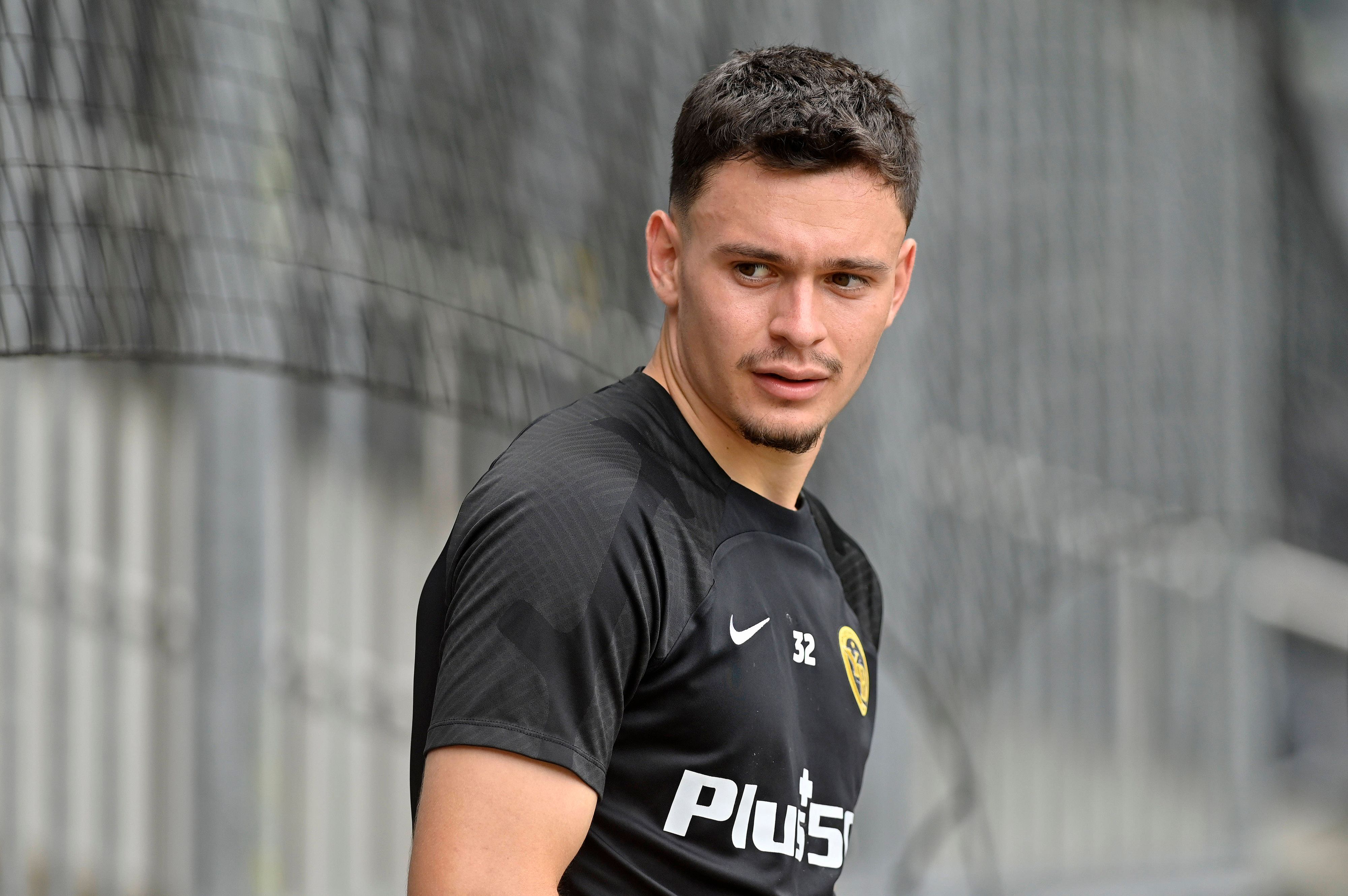 Fabian Rieder am Rande des Testspiels der BSC Young Boys gegen den FC Schaffhausen am 15. Juli 2023 in einem Trainingsshirt mit seiner Rückennummer 32.