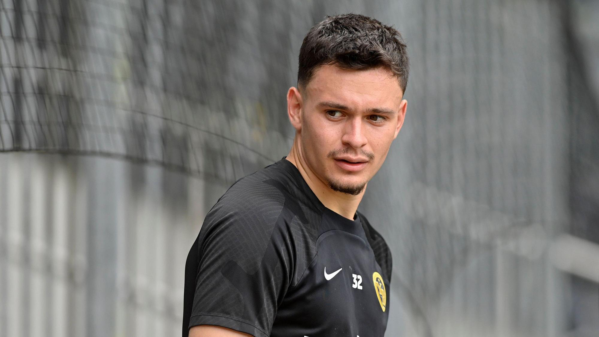 Fabian Rieder am Rande des Testspiels der BSC Young Boys gegen den FC Schaffhausen am 15. Juli 2023 in einem Trainingsshirt mit seiner Rückennummer 32.