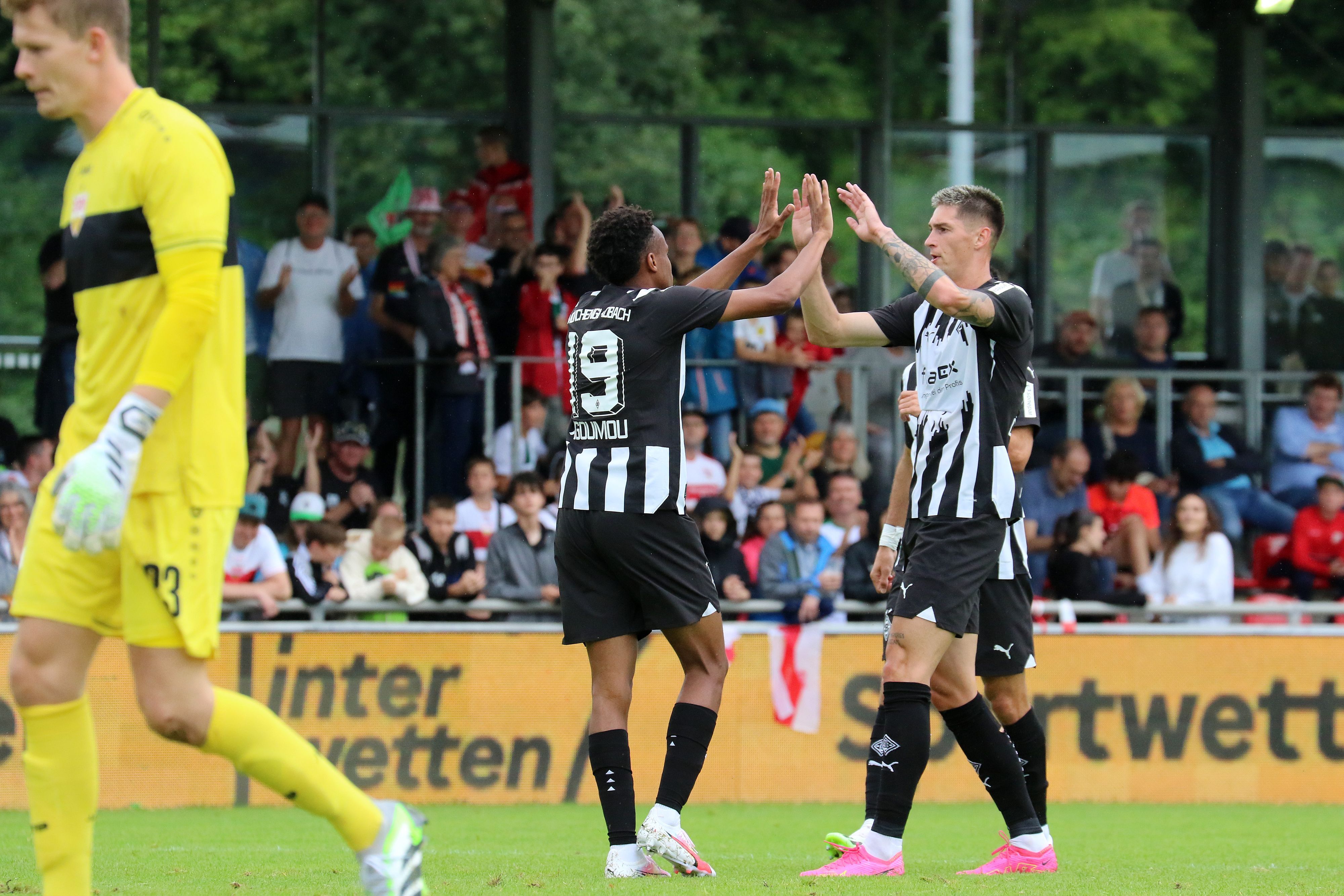 Nathan Ngoumou (l.) und Tomas Cvancara bejubeln beim 5:1-Testspielsieg von Borussia Mönchengladbach gegen den VfB Stuttgart am 29. Juli 2023 in Heimstetten einen Treffer.