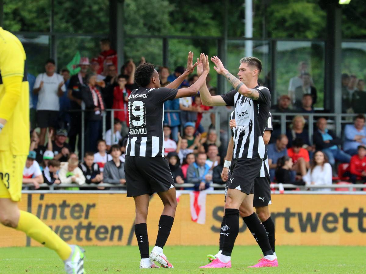 Nathan Ngoumou (l.) und Tomas Cvancara bejubeln beim 5:1-Testspielsieg von Borussia Mönchengladbach gegen den VfB Stuttgart am 29. Juli 2023 in Heimstetten einen Treffer.