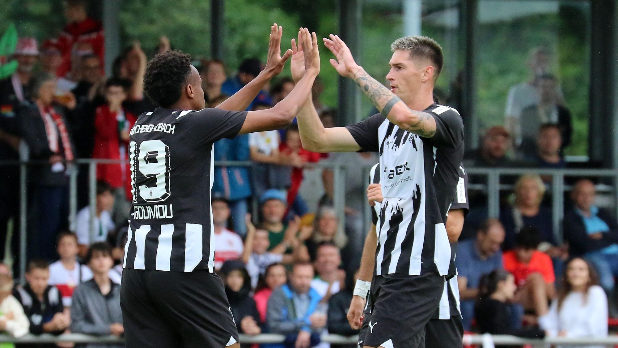 Nathan Ngoumou (l.) und Tomas Cvancara bejubeln beim 5:1-Testspielsieg von Borussia Mönchengladbach gegen den VfB Stuttgart am 29. Juli 2023 in Heimstetten einen Treffer.