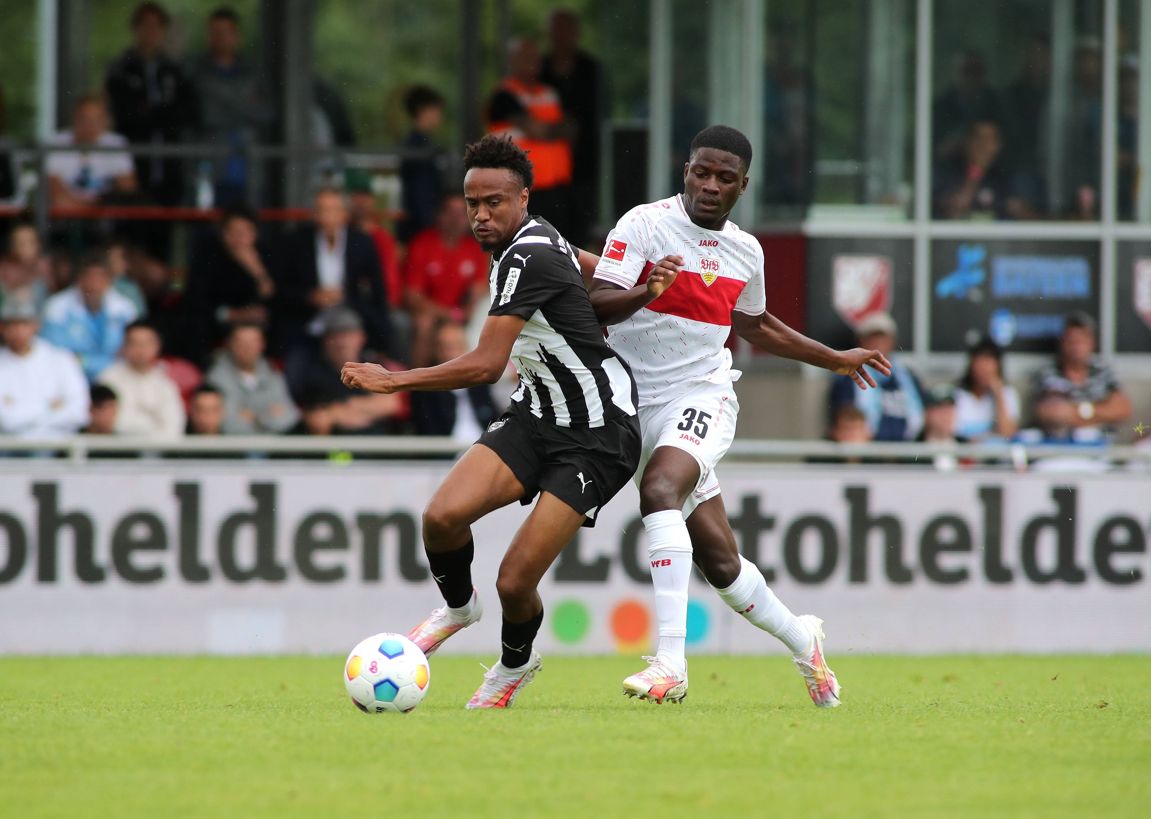 Nathan Ngoumou von Borussia Mönchengladbach (l.) im Testspiel am 29. Juli 2023 beim Turnier in Heimstetten im Laufduell mit Clinton Mola vom VfB Stuttgart.