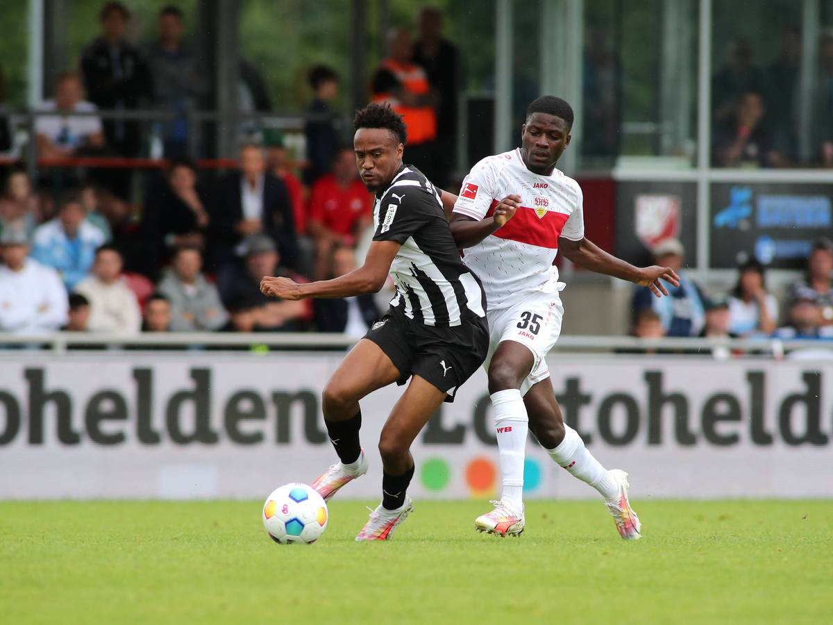 Nathan Ngoumou von Borussia Mönchengladbach (l.) im Testspiel am 29. Juli 2023 beim Turnier in Heimstetten im Laufduell mit Clinton Mola vom VfB Stuttgart.
