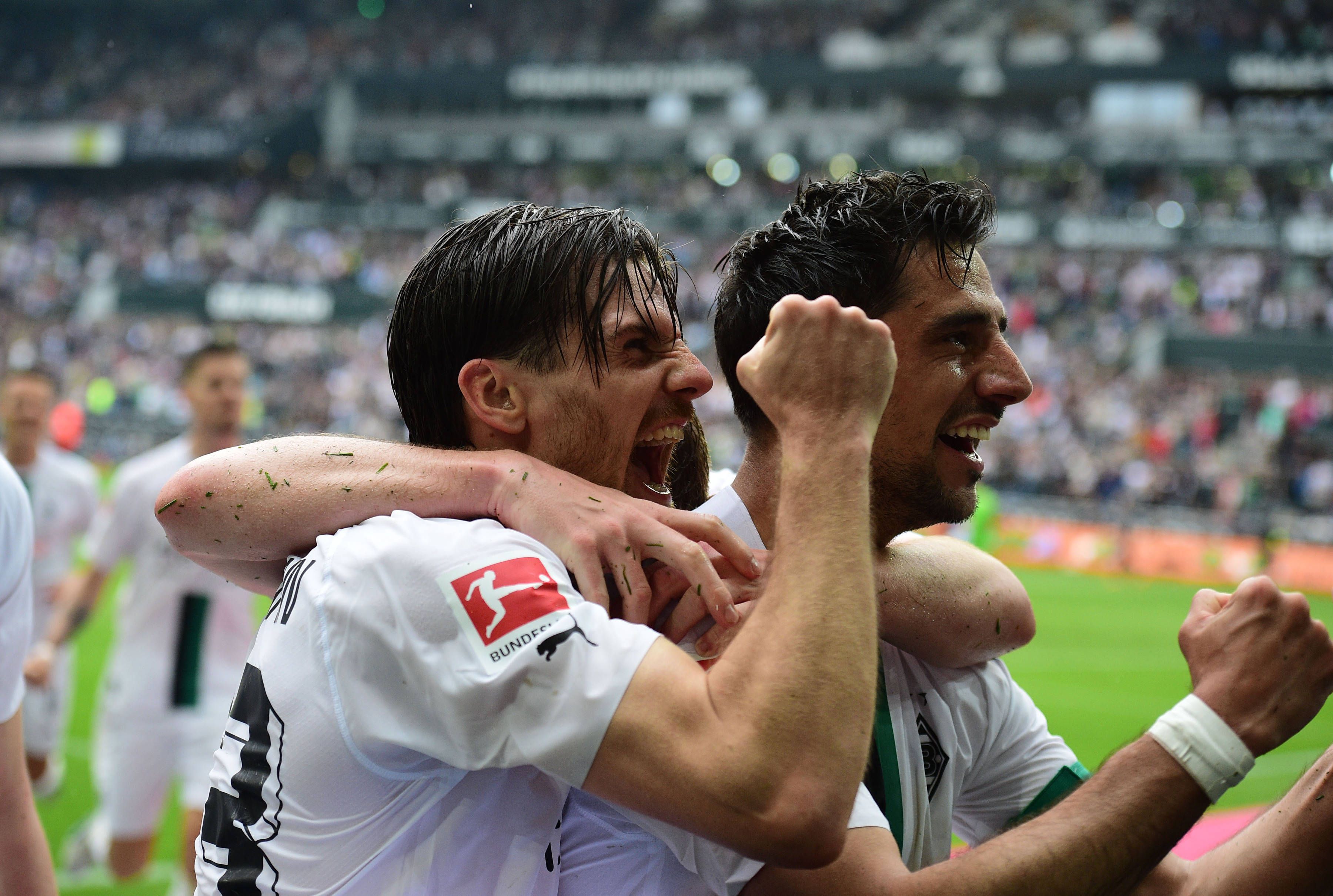 Jonas Hofmann (l.) und Lars Stindl bejubeln am 6. Mai 2023 ein Tor von Borussia Mönchengladbach gegen den VfL Bochum vor der Nordkurve.