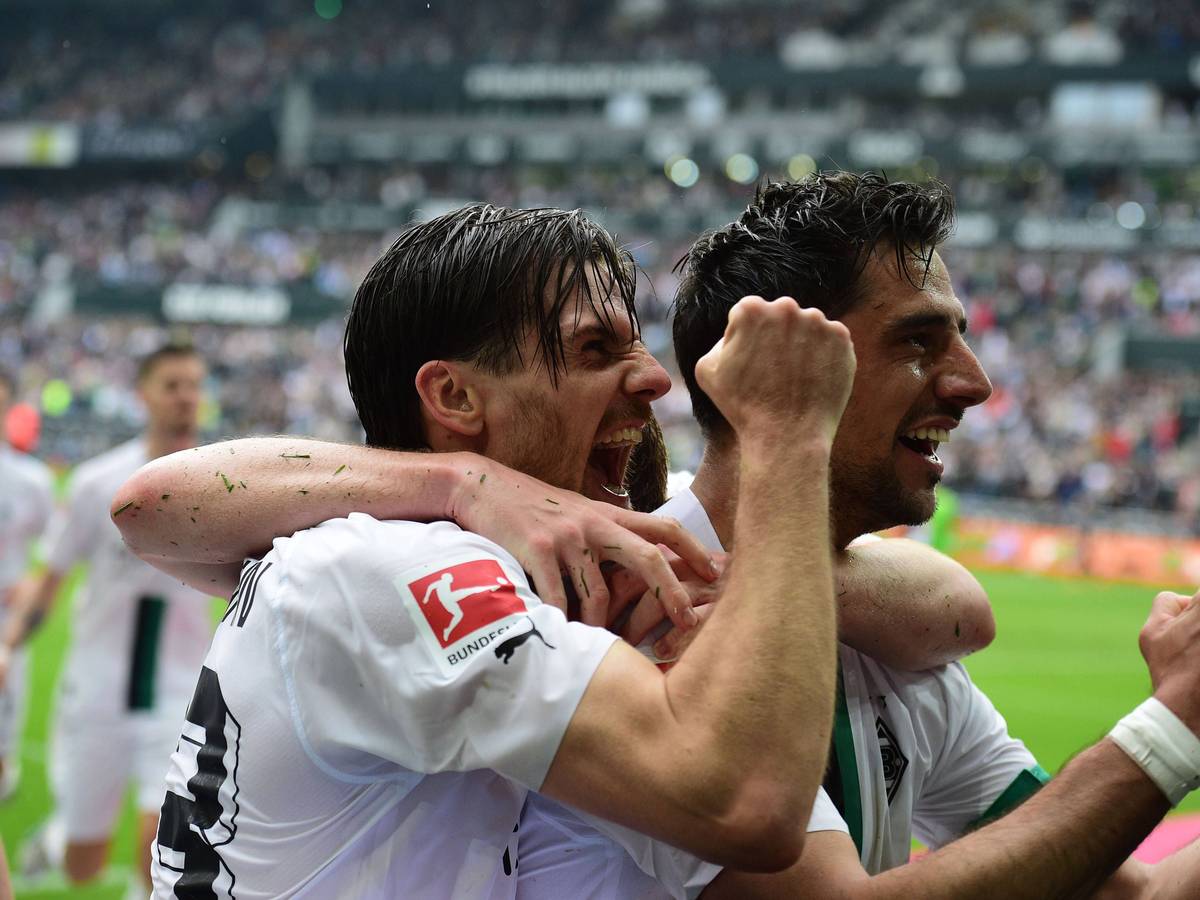 Jonas Hofmann (l.) und Lars Stindl bejubeln am 6. Mai 2023 ein Tor von Borussia Mönchengladbach gegen den VfL Bochum vor der Nordkurve.